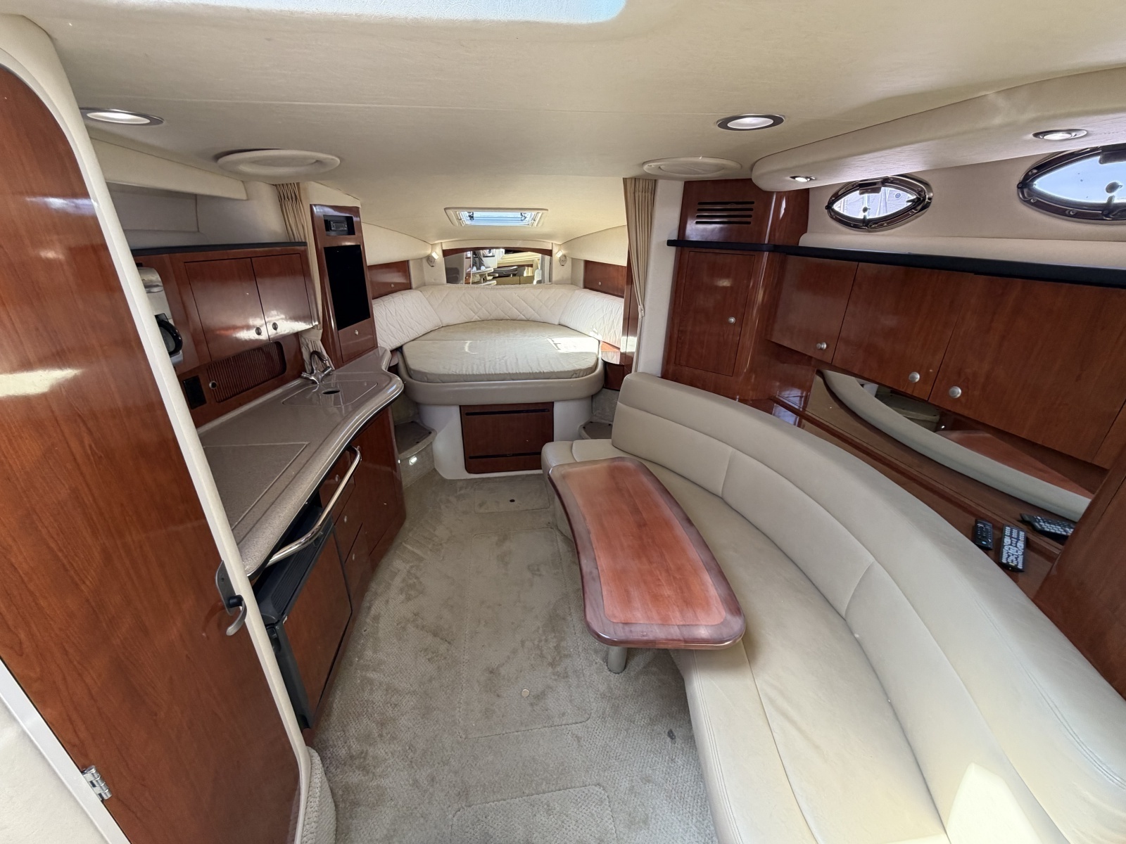IN A MEETING 32ft Sea Ray Yacht For Sale