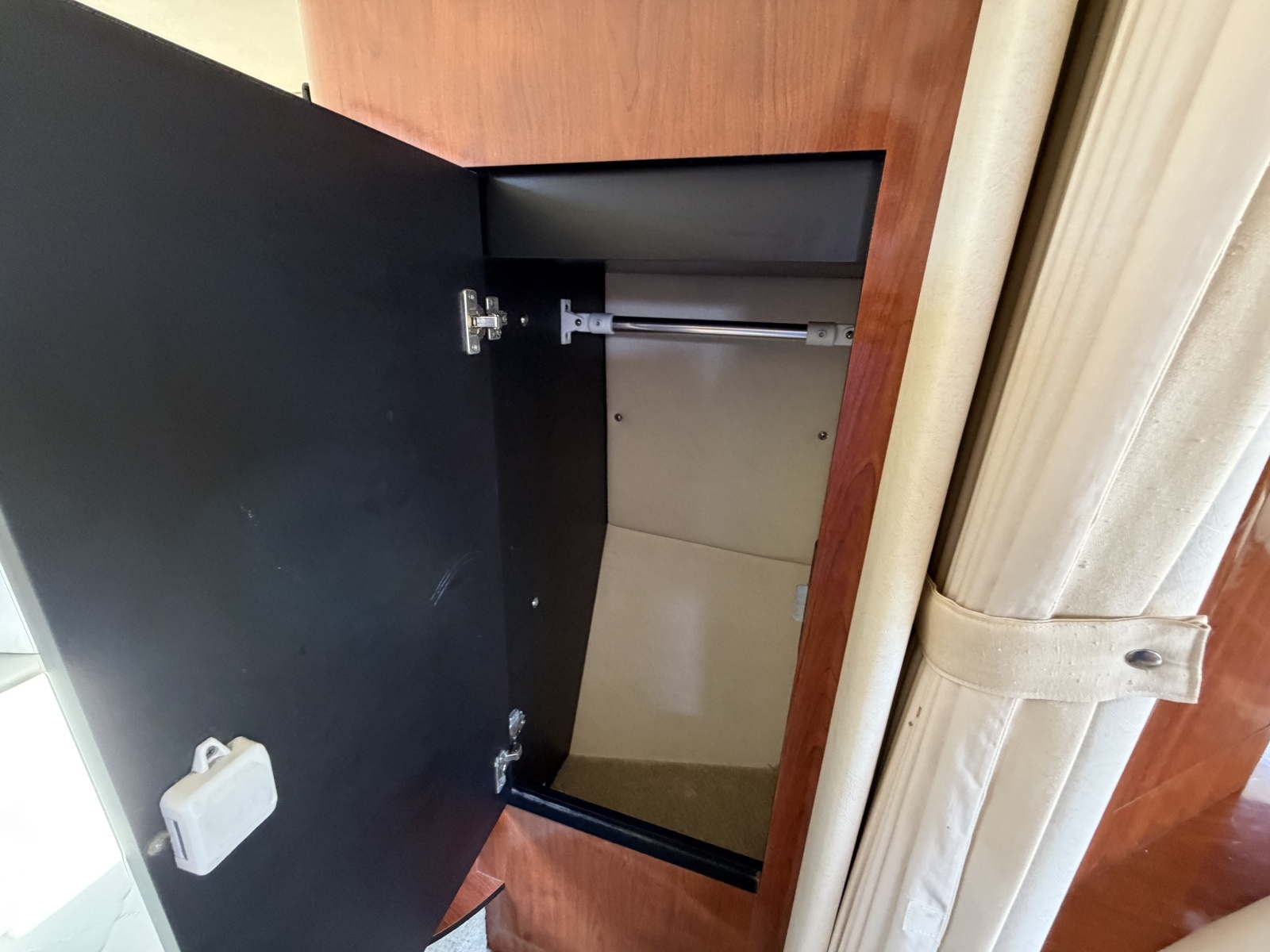 IN A MEETING 32ft Sea Ray Yacht For Sale