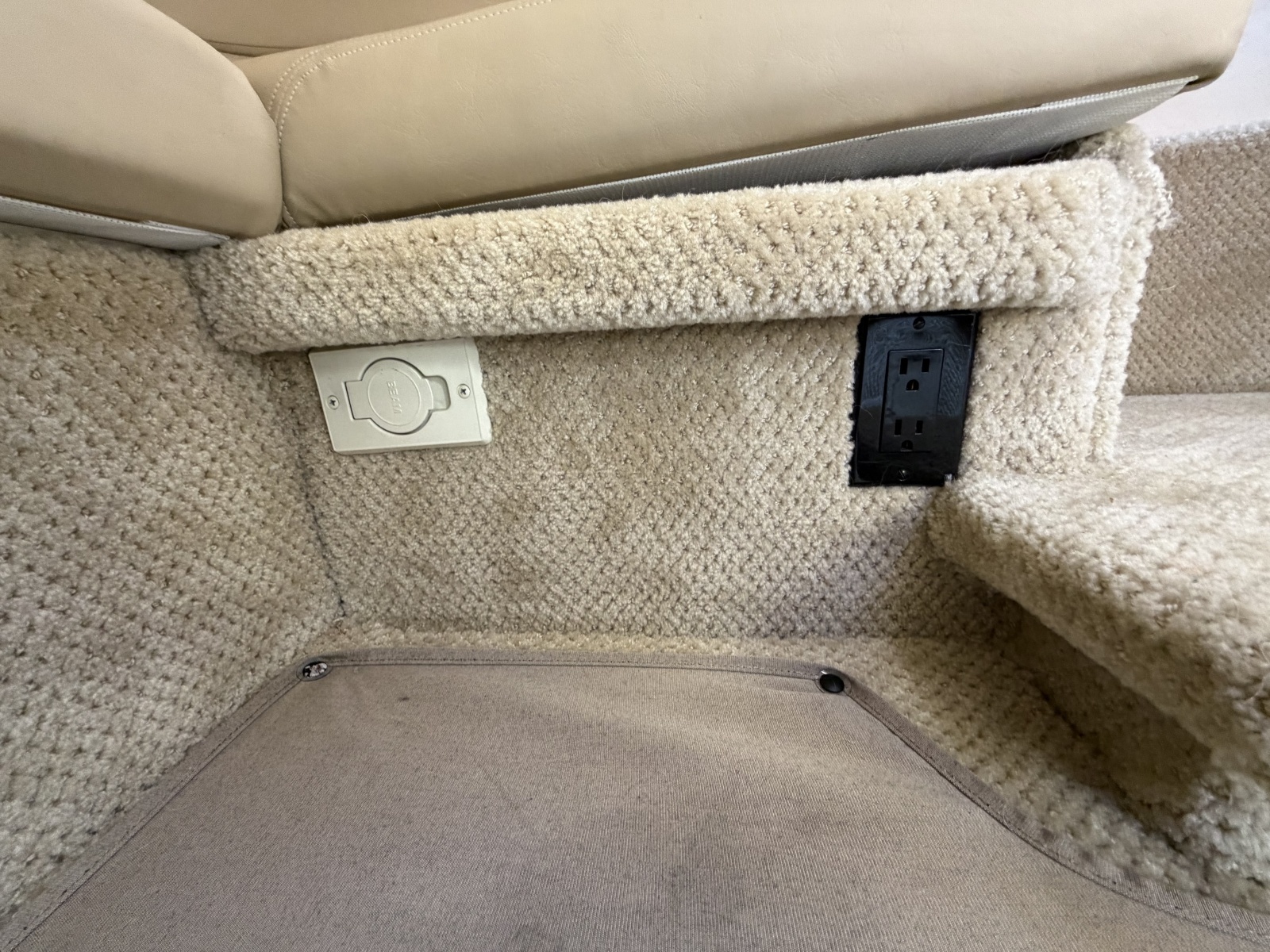 IN A MEETING 32ft Sea Ray Yacht For Sale