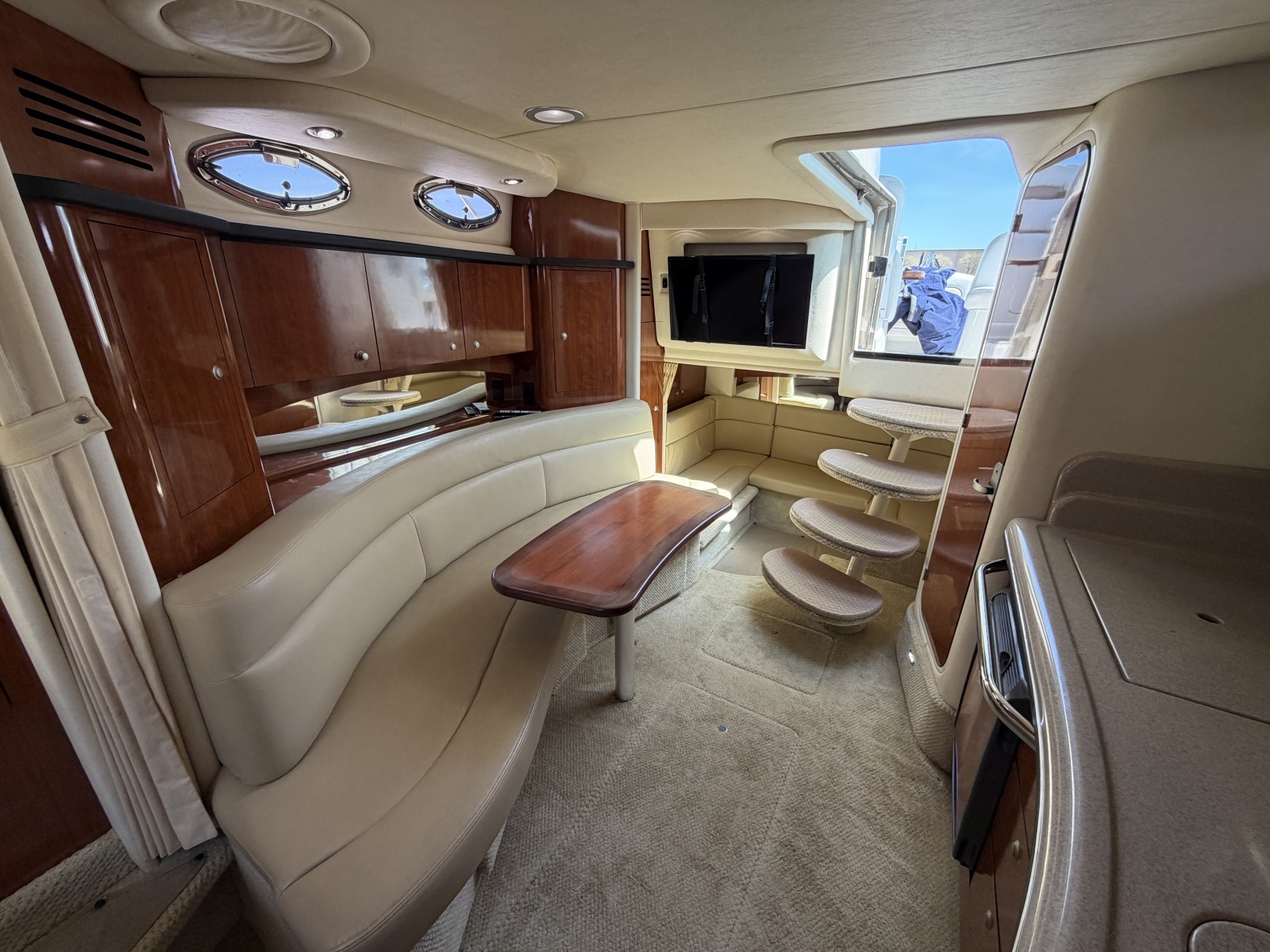 IN A MEETING 32ft Sea Ray Yacht For Sale