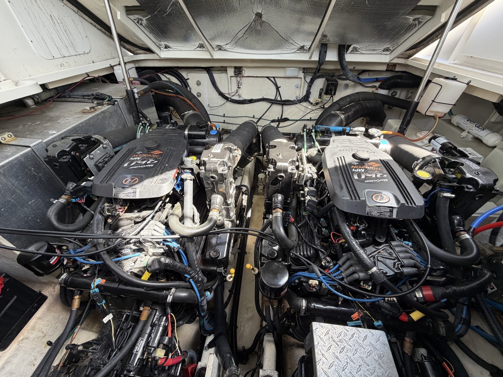 IN A MEETING 32ft Sea Ray Yacht For Sale