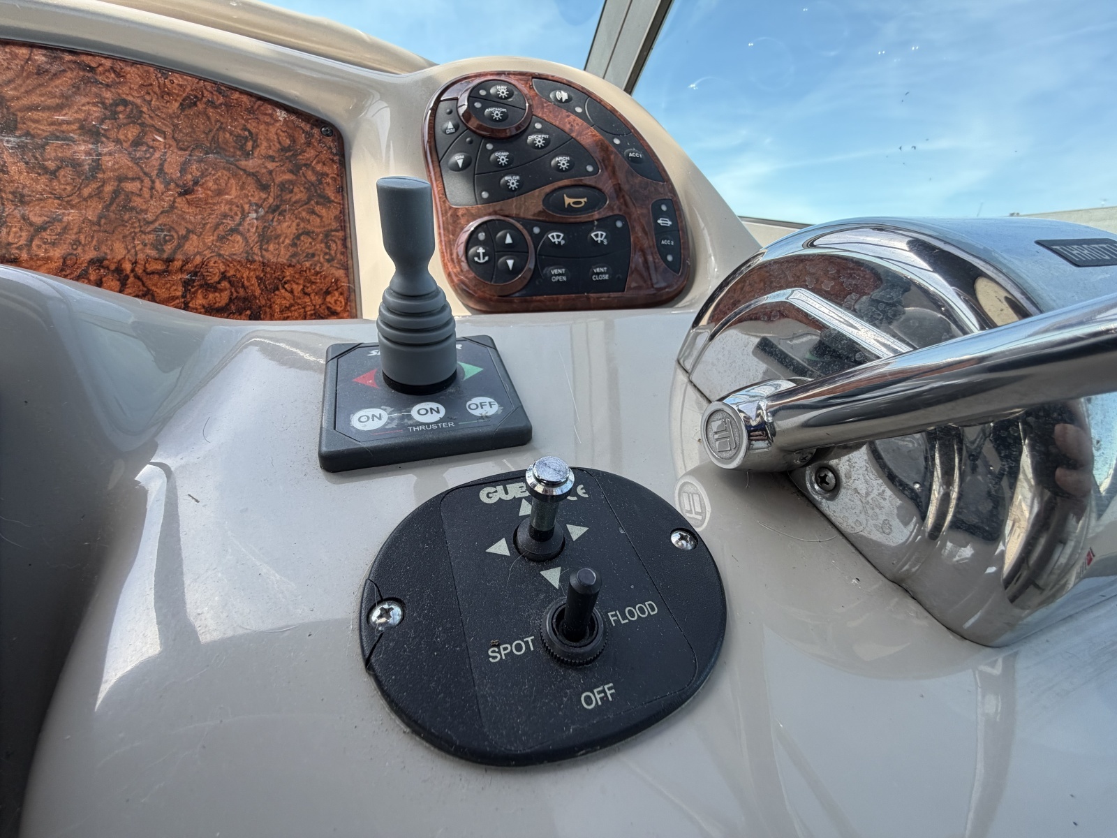 IN A MEETING 32ft Sea Ray Yacht For Sale