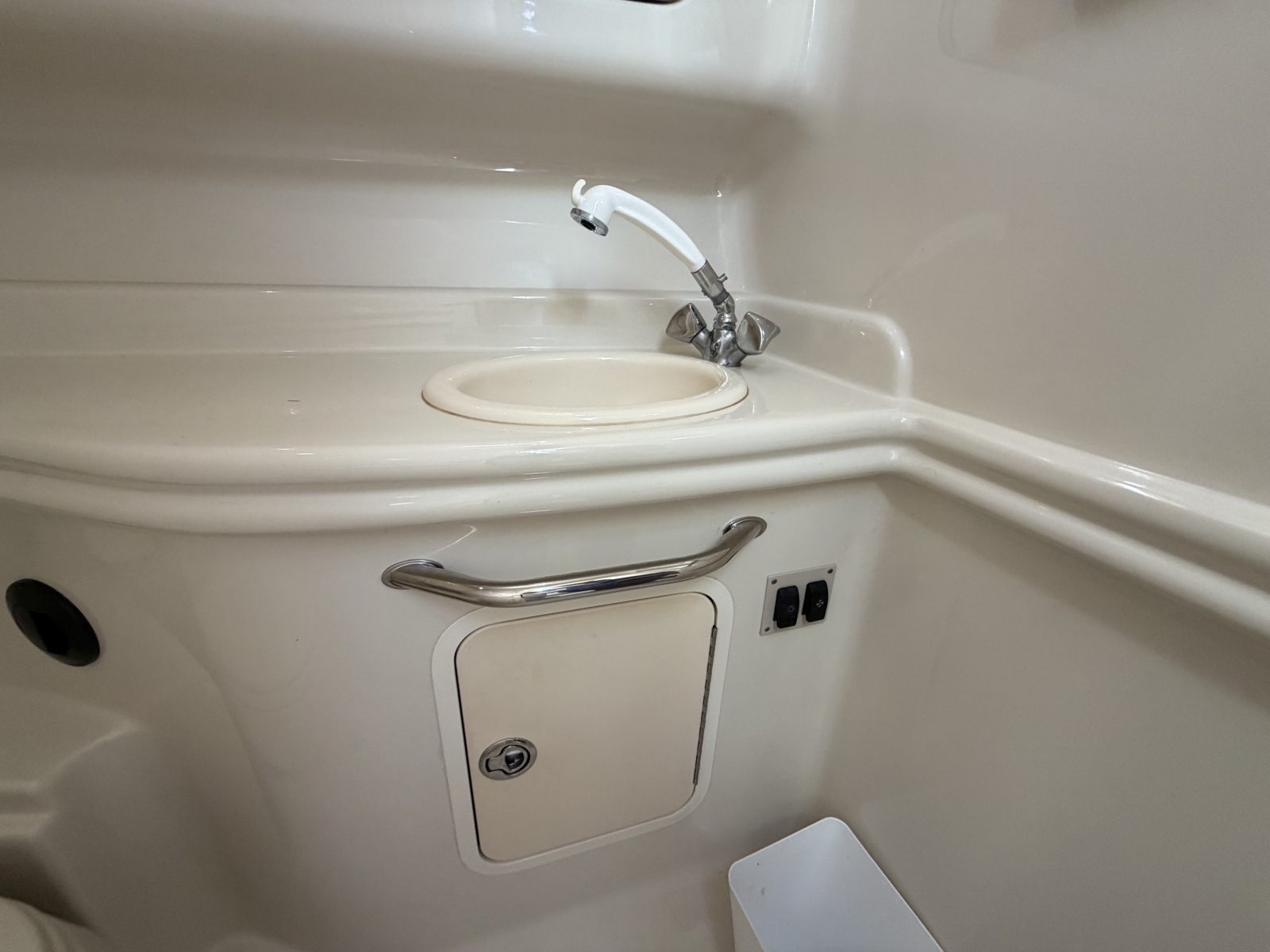 IN A MEETING 32ft Sea Ray Yacht For Sale