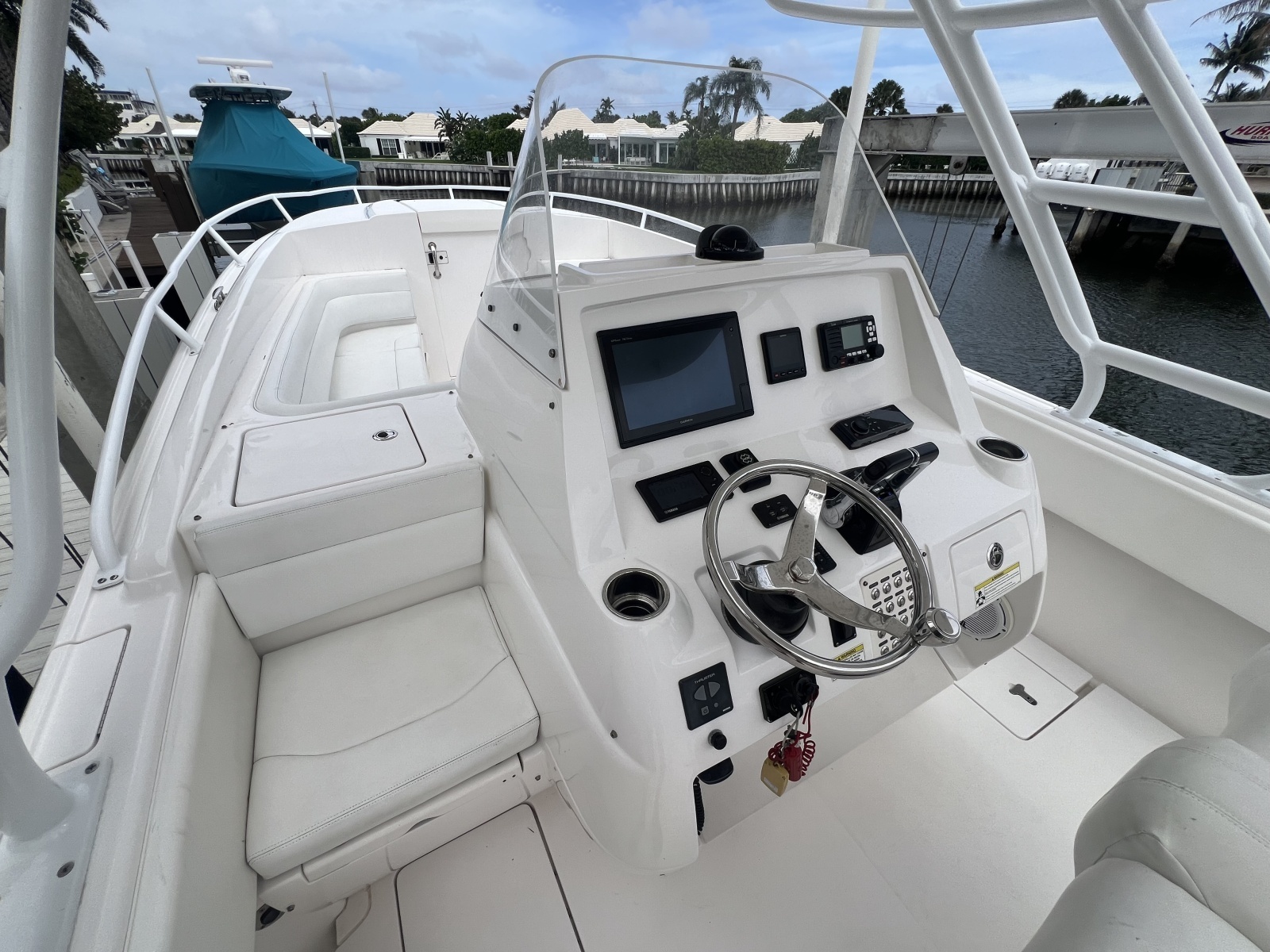 Intrepid 32 PATRICIA - Helm