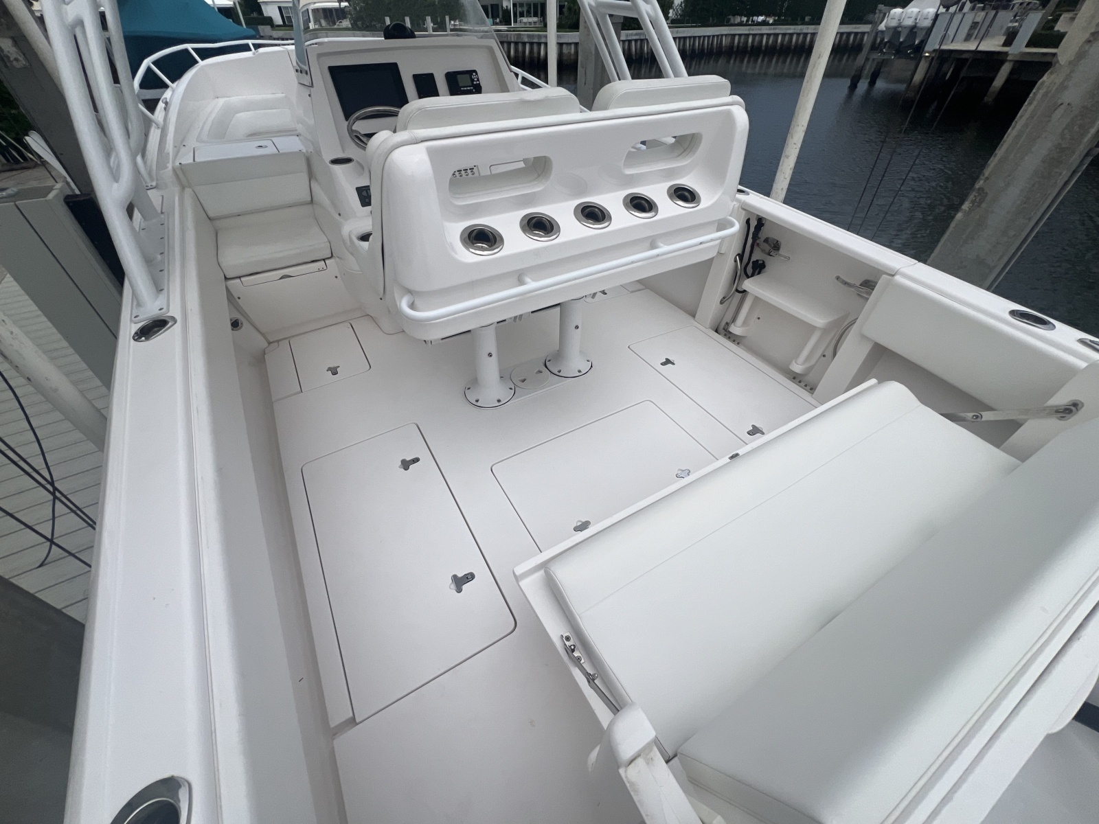 Intrepid 32 PATRICIA - Cockpit