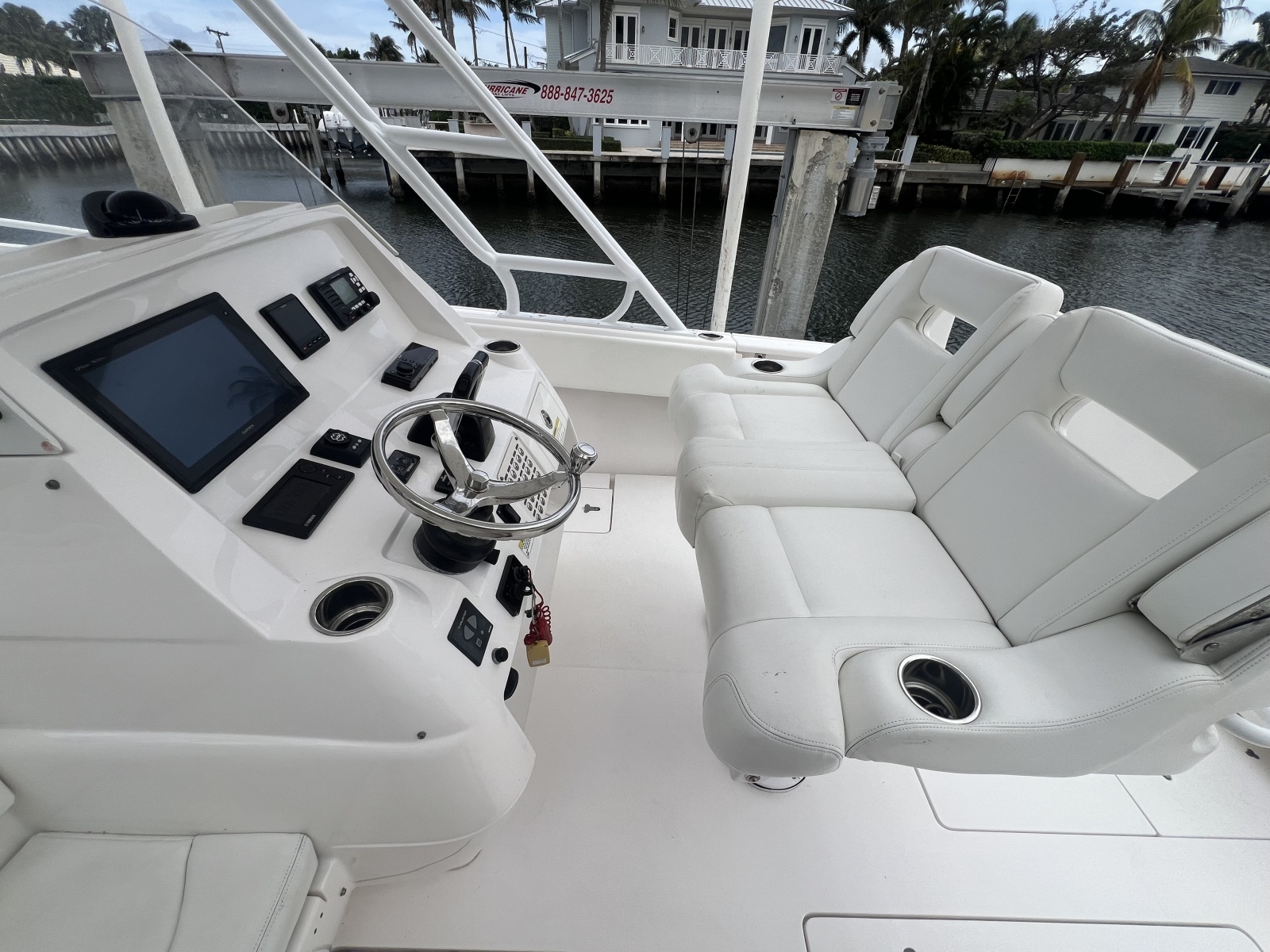 Intrepid 32 PATRICIA - Helm