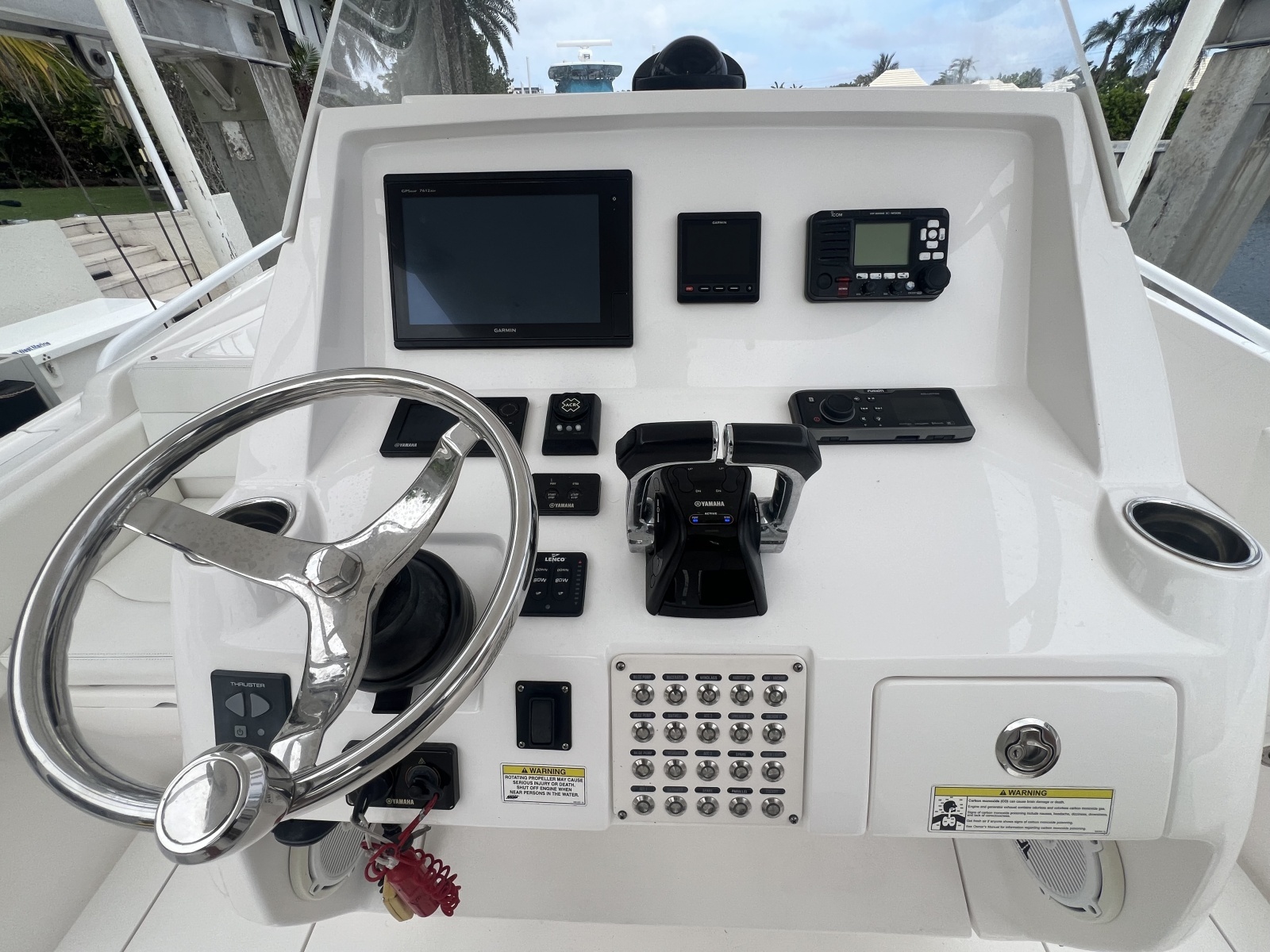 Intrepid 32 PATRICIA - Helm