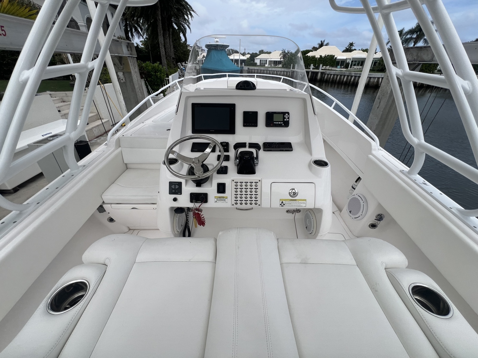 Intrepid 32 PATRICIA - Helm