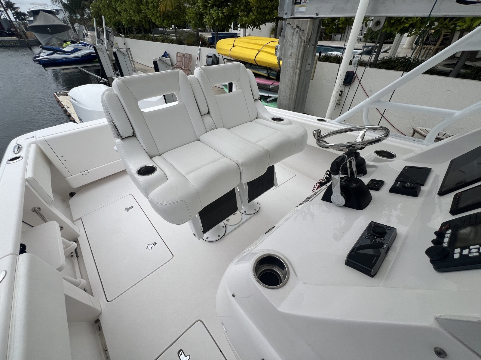 Intrepid 32 PATRICIA - Helm