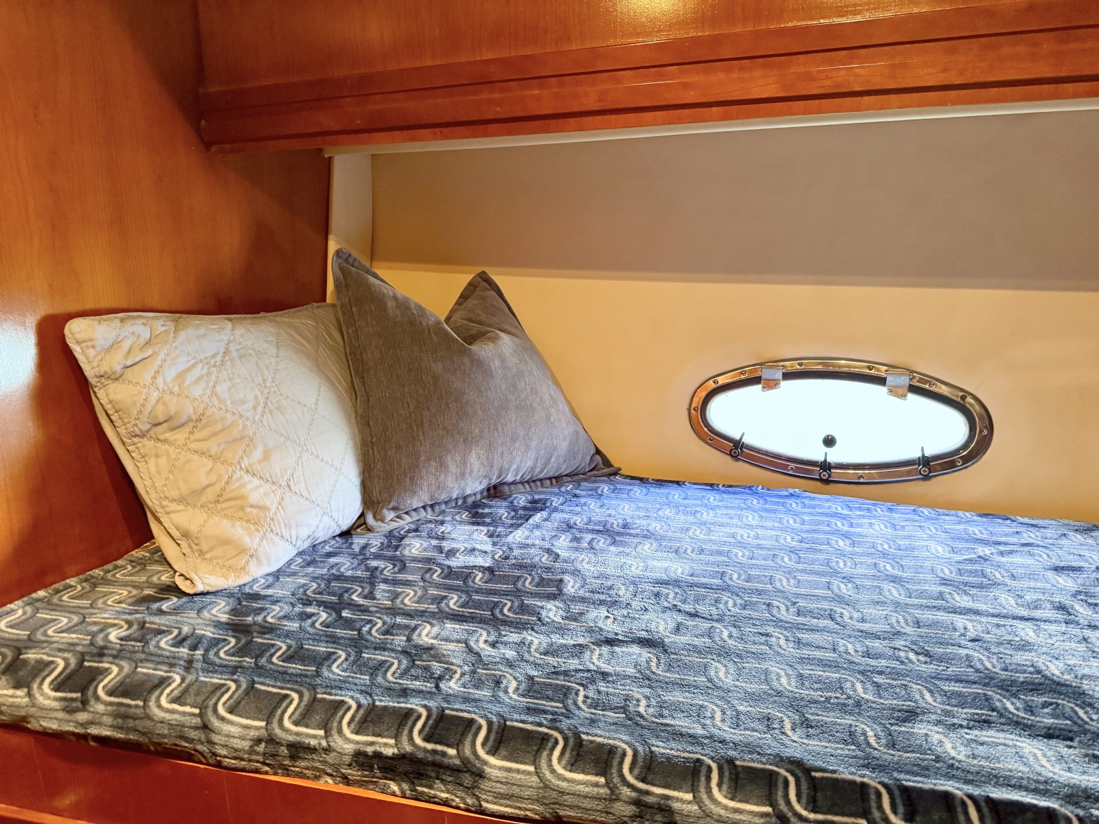 53' 1998 Carver Voyager 530