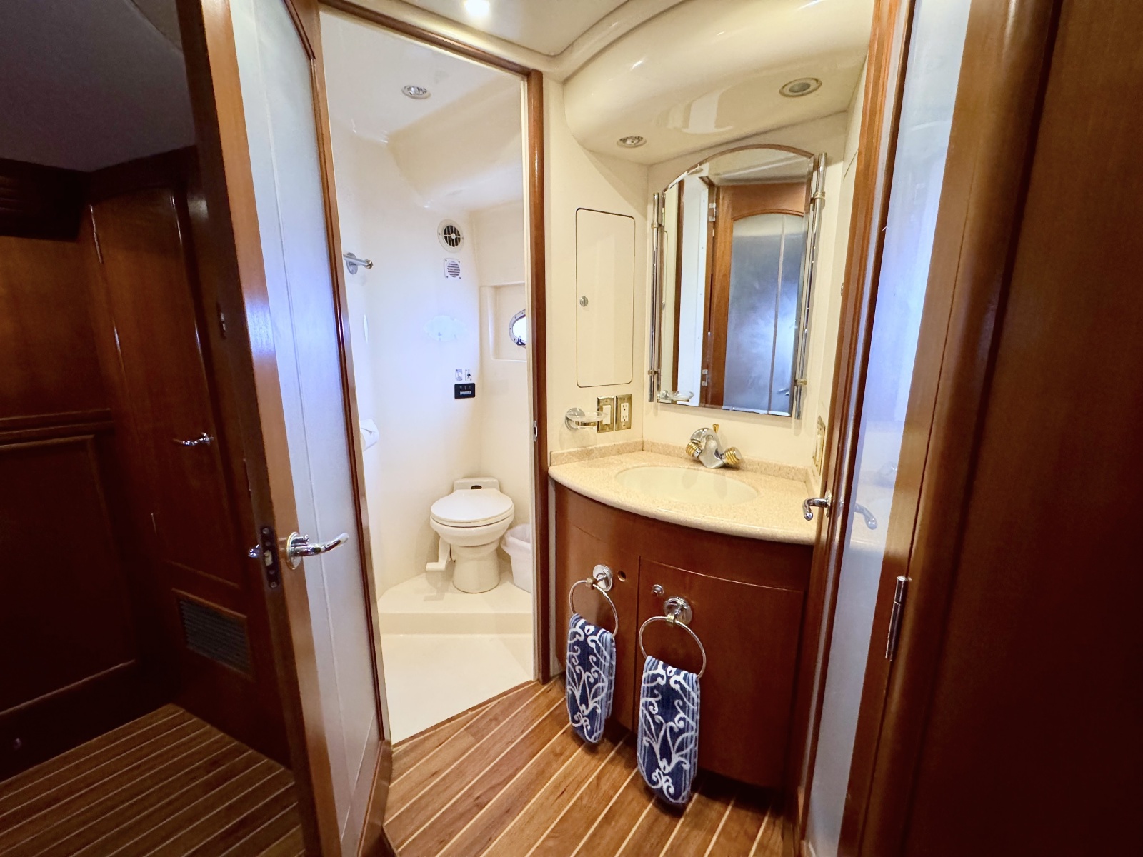 53' 1998 Carver Voyager 530