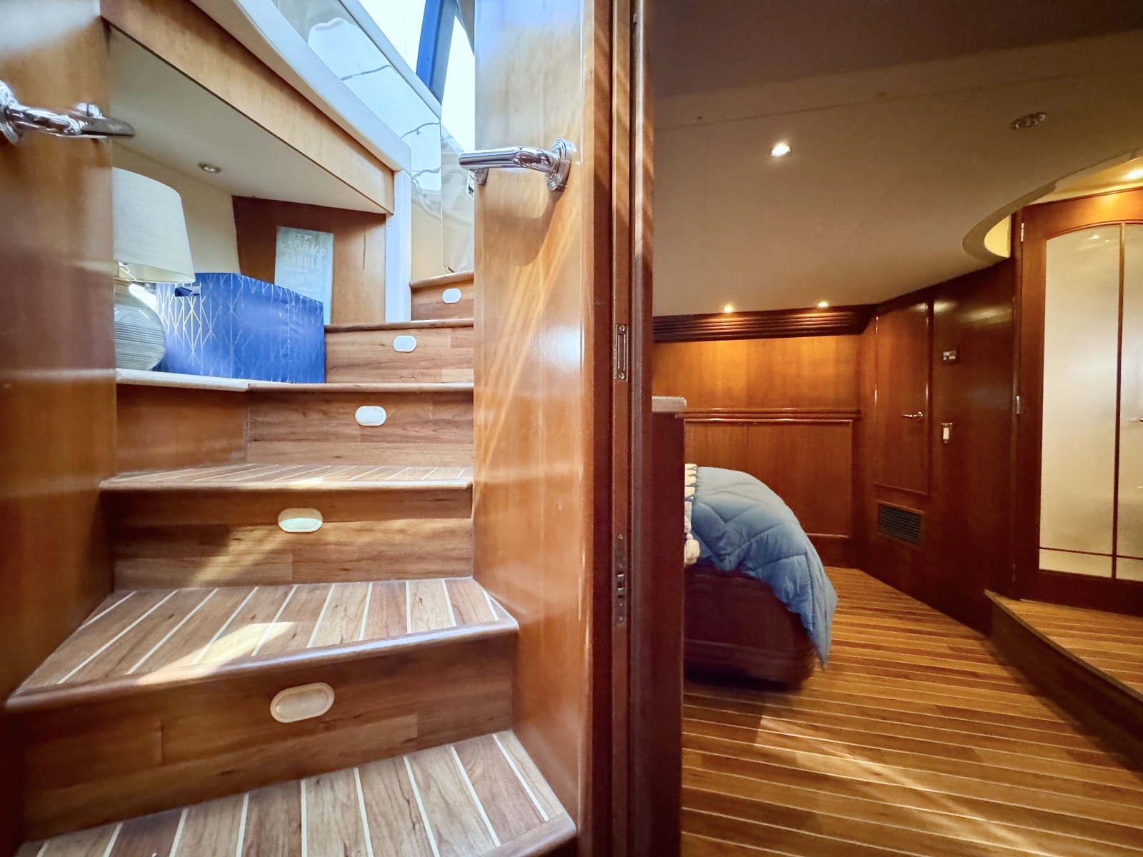 53' 1998 Carver Voyager 530