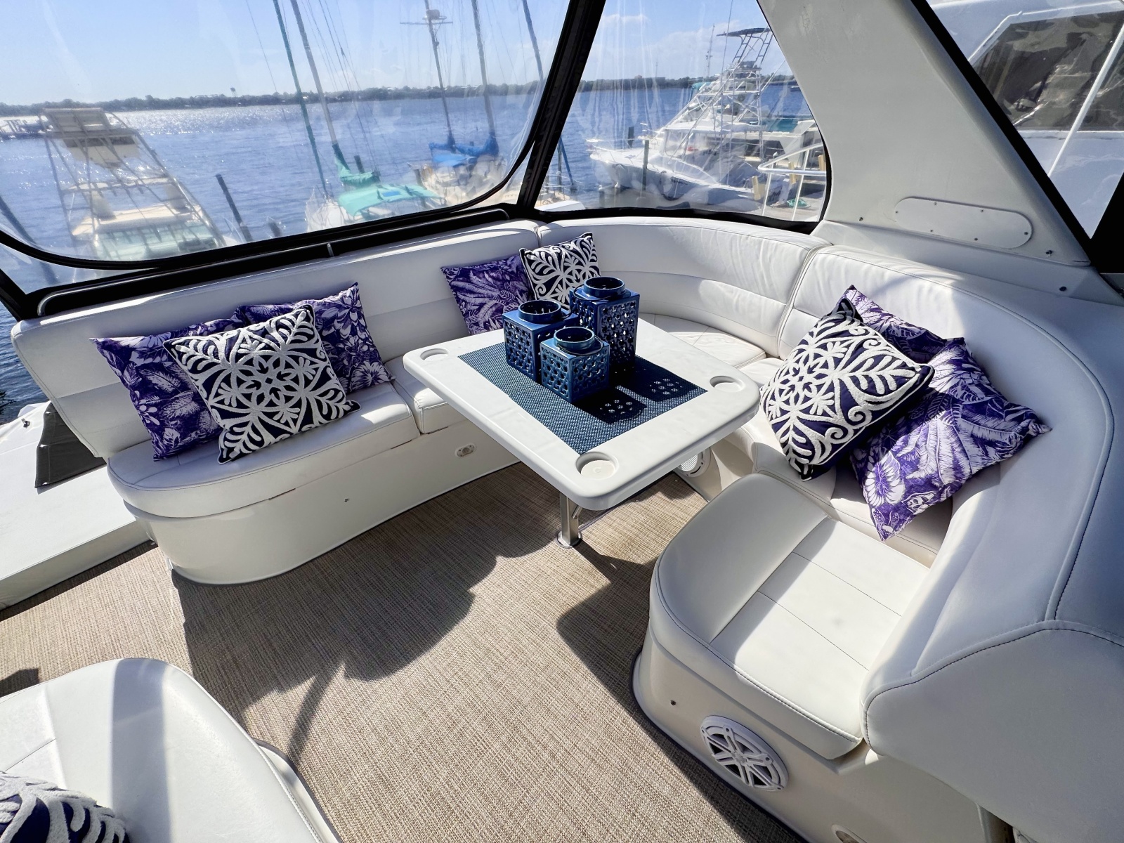 53' 1998 Carver Voyager 530