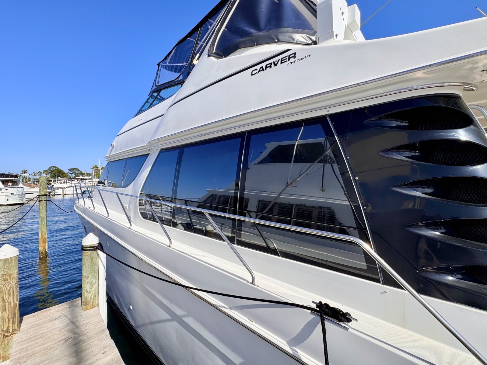 53' 1998 Carver Voyager 530