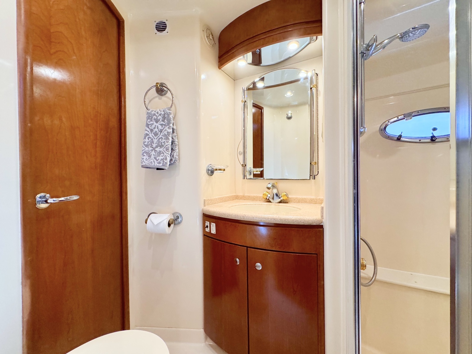 53' 1998 Carver Voyager 530