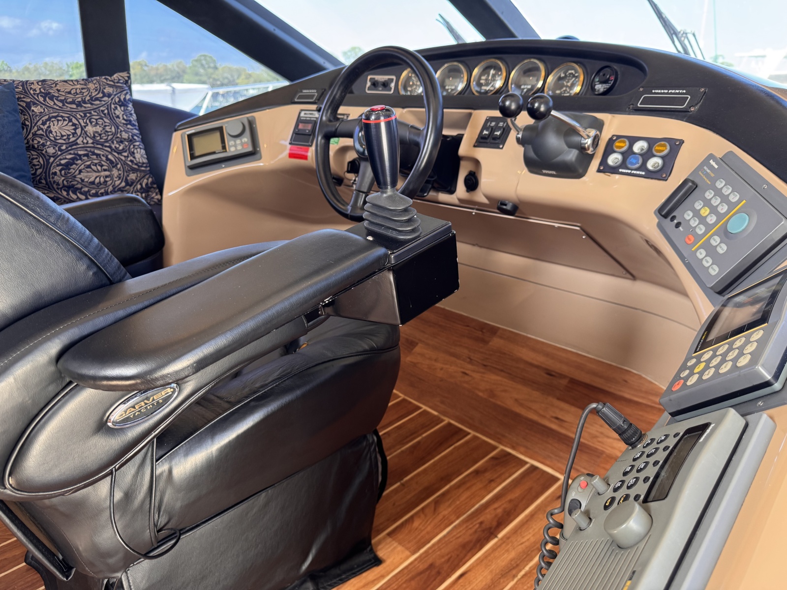 53' 1998 Carver Voyager 530