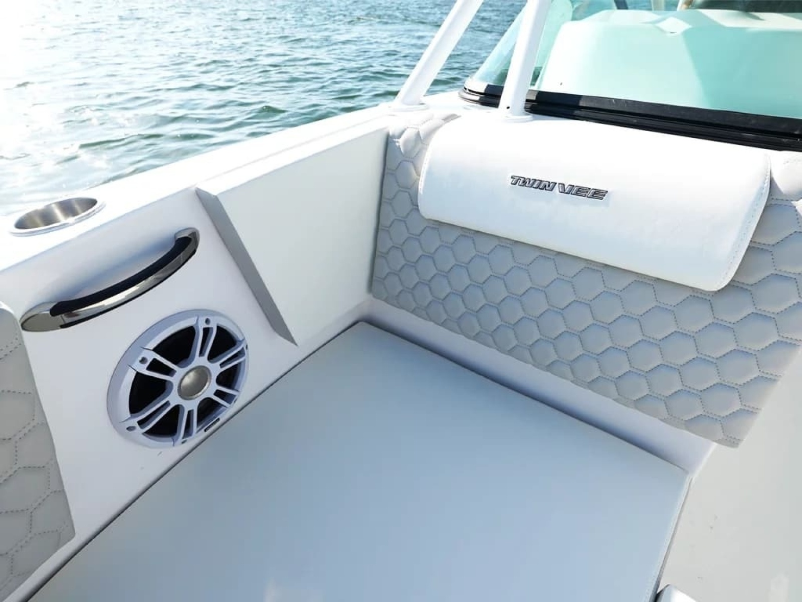 24' 2026 Twin Vee 240 GFX DC