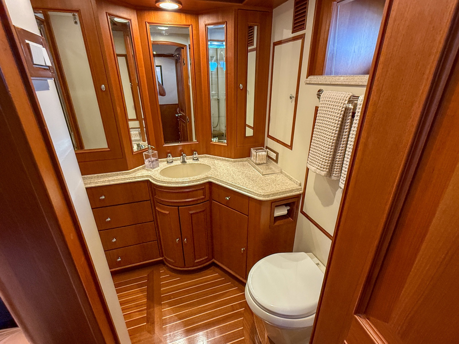 64' 2003 Grand Banks 64 Aleutian RP