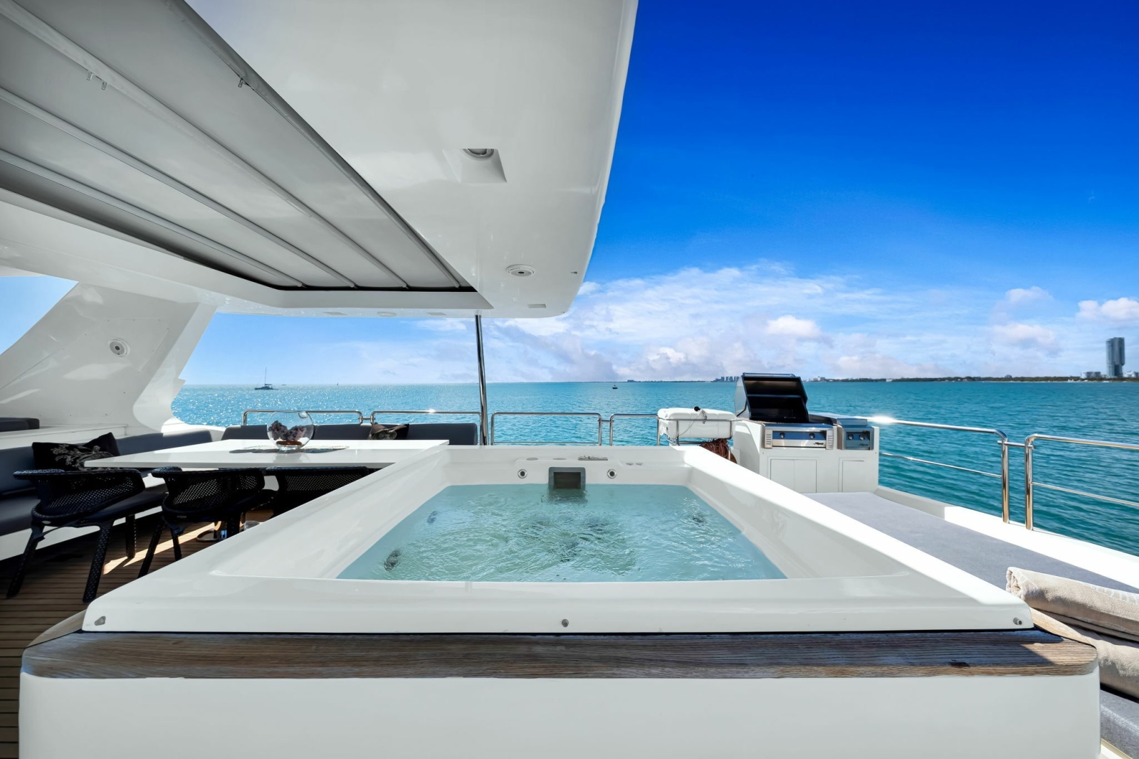 105' 2005 Azimut 105