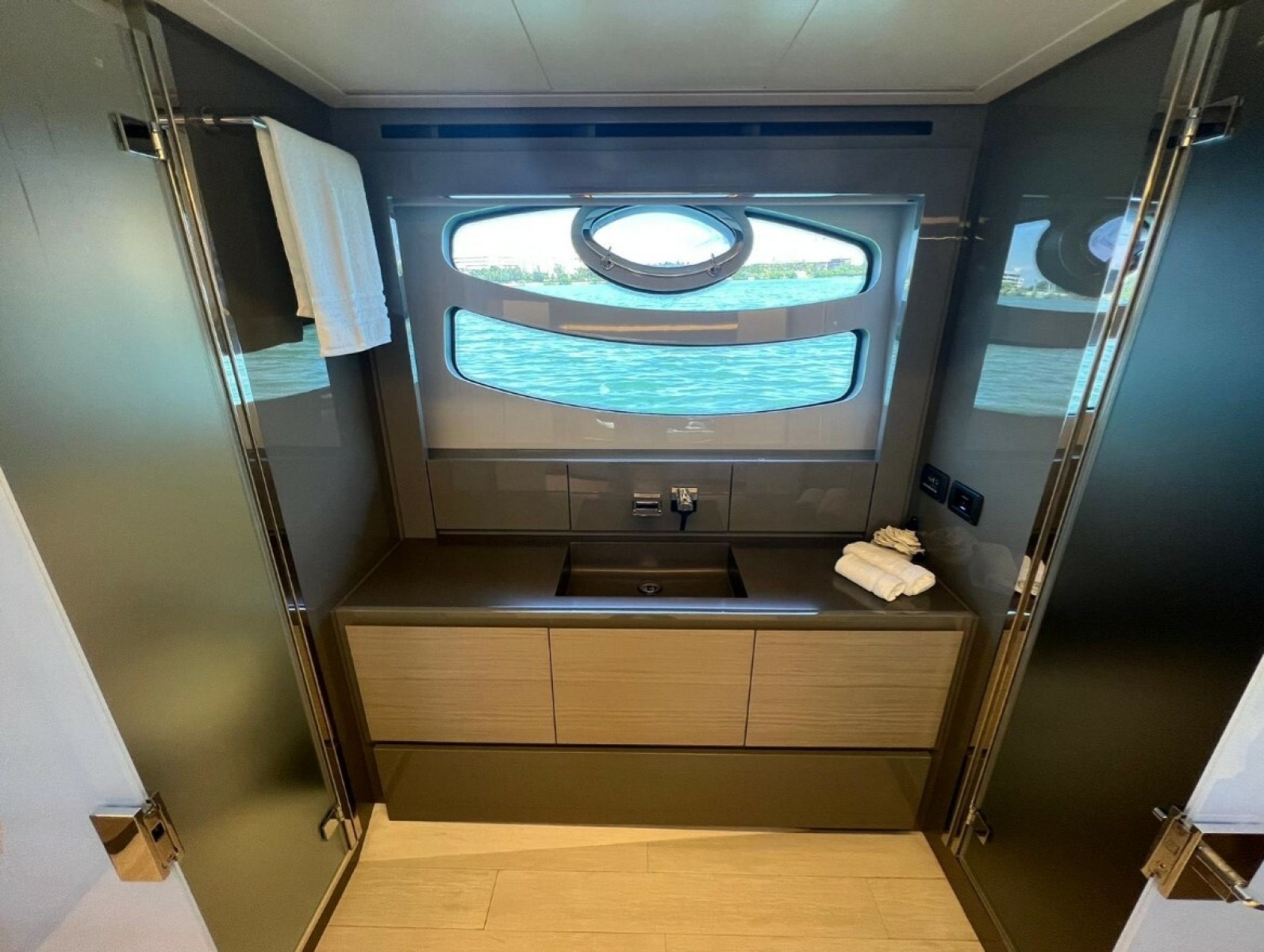 62' 2018 Pershing 