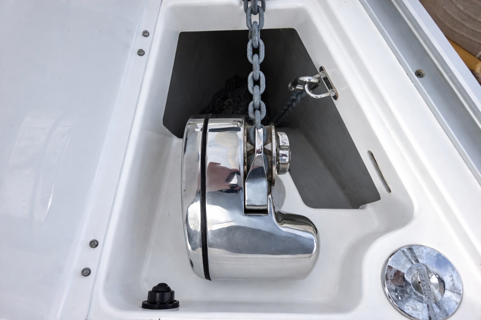 Anchor locker w/ electric windlass