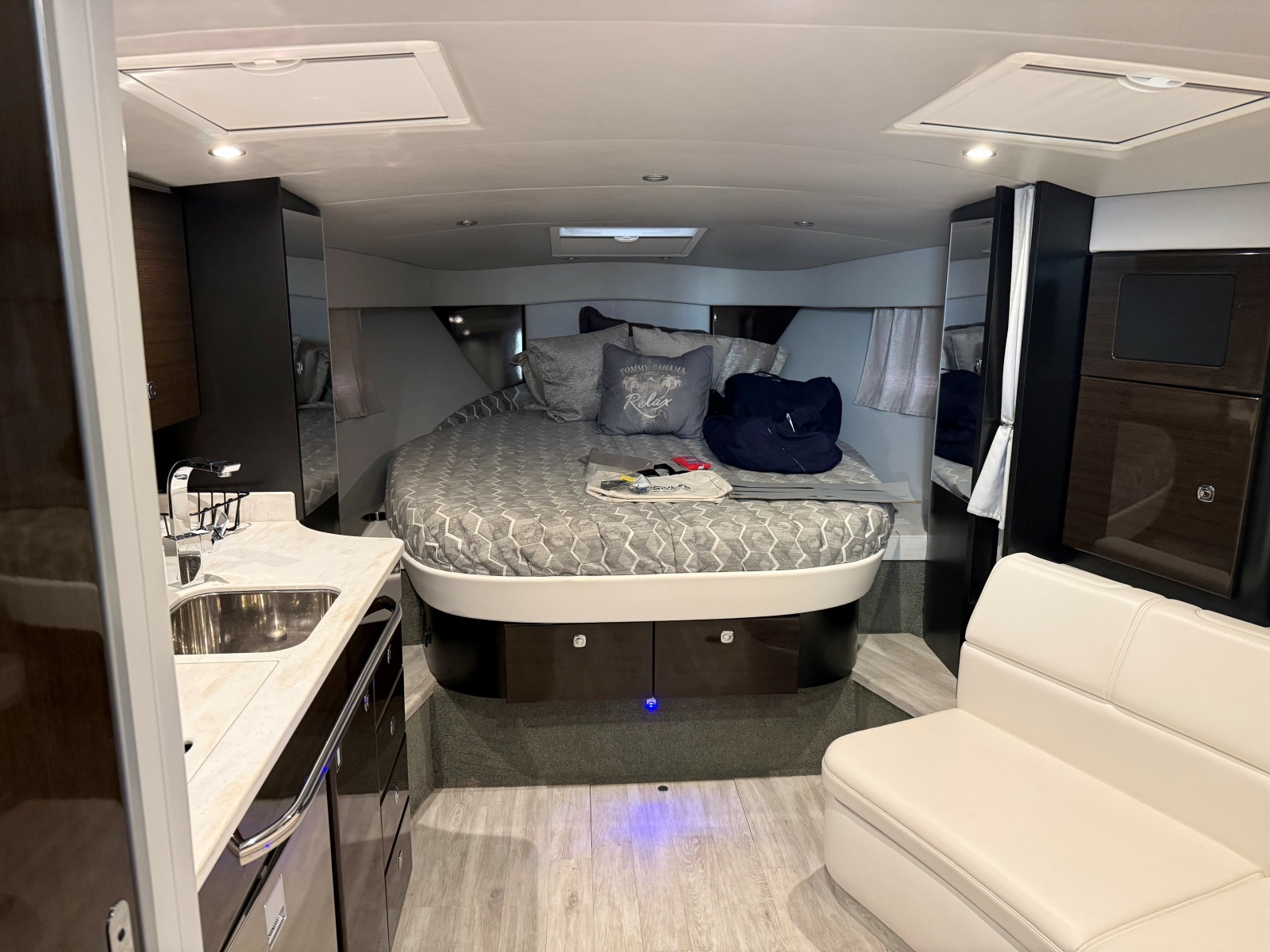 Formula 34 CLAIR DE LUNE - Cabin Seating & Berth