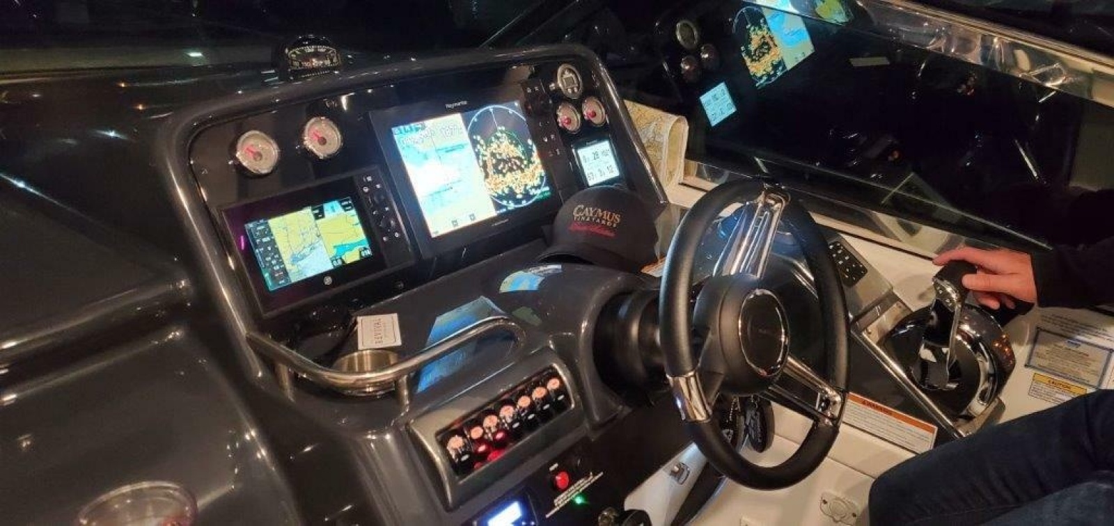 Formula 34 CLAIR DE LUNE - Helm Station