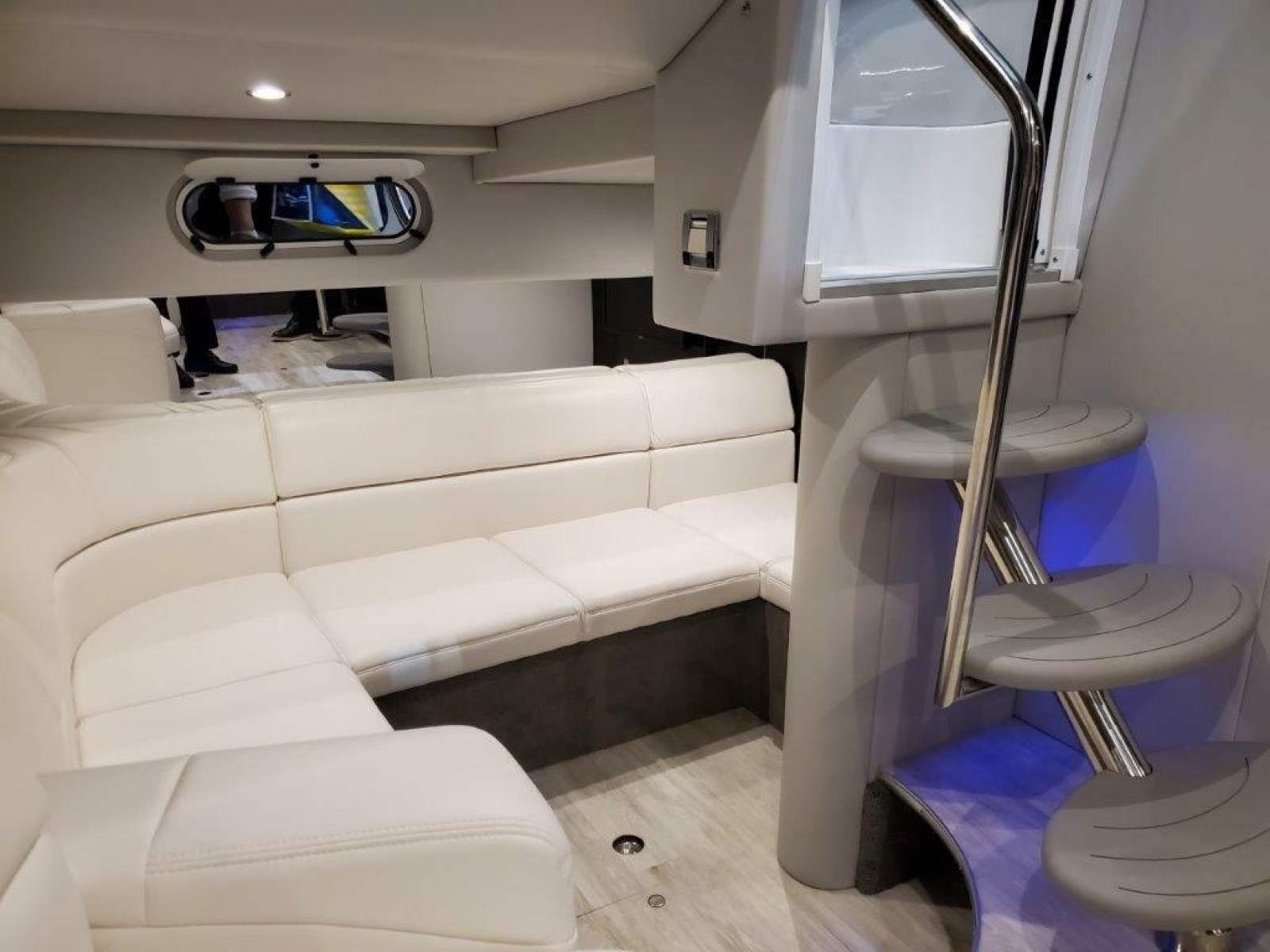 Formula 34 CLAIR DE LUNE - Salon & Cabin Entrance