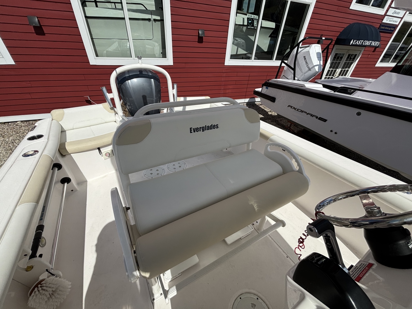 23' 2011 Everglades Everglades 230 CC