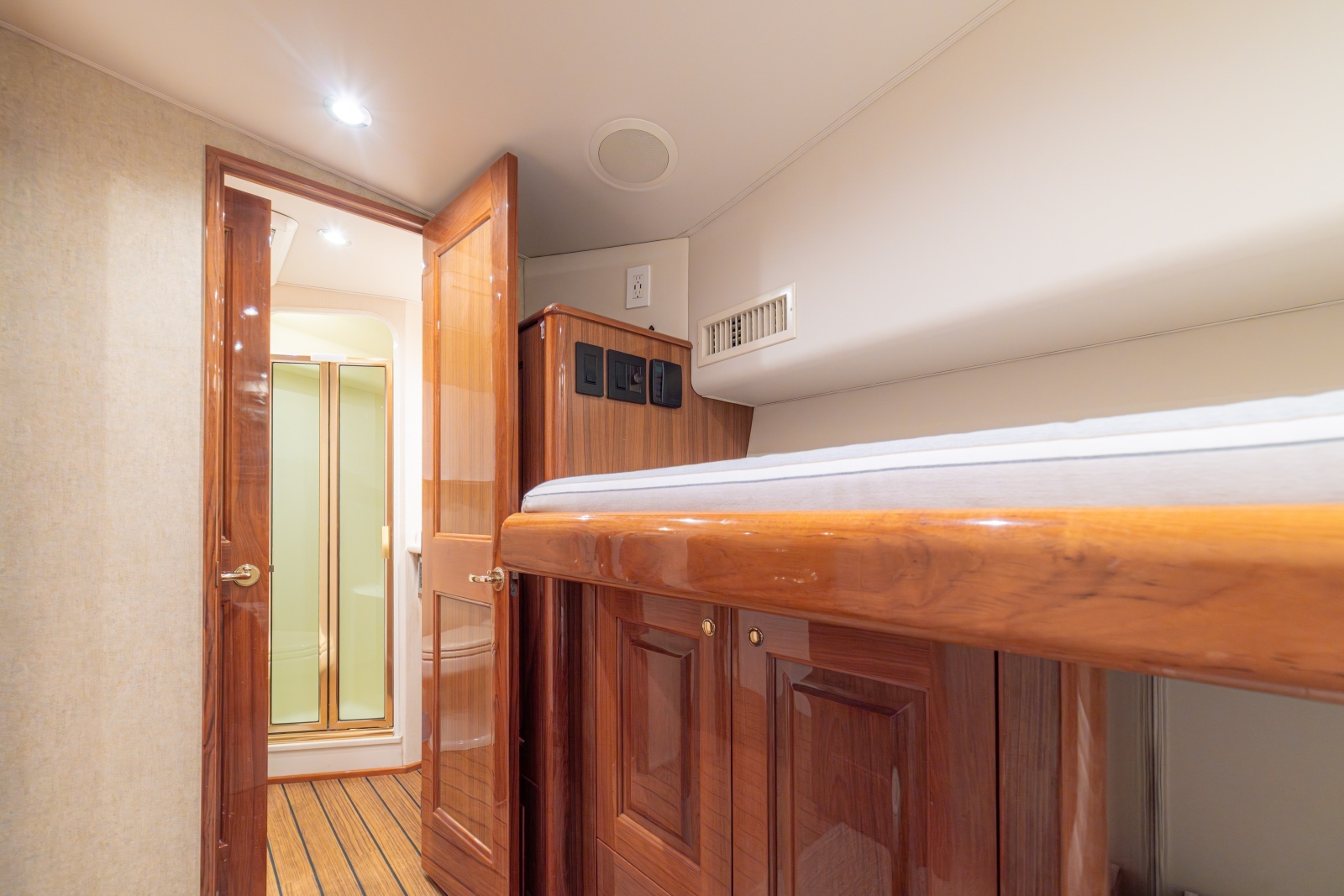 2005 Viking 61 Convertible Gueststate Room