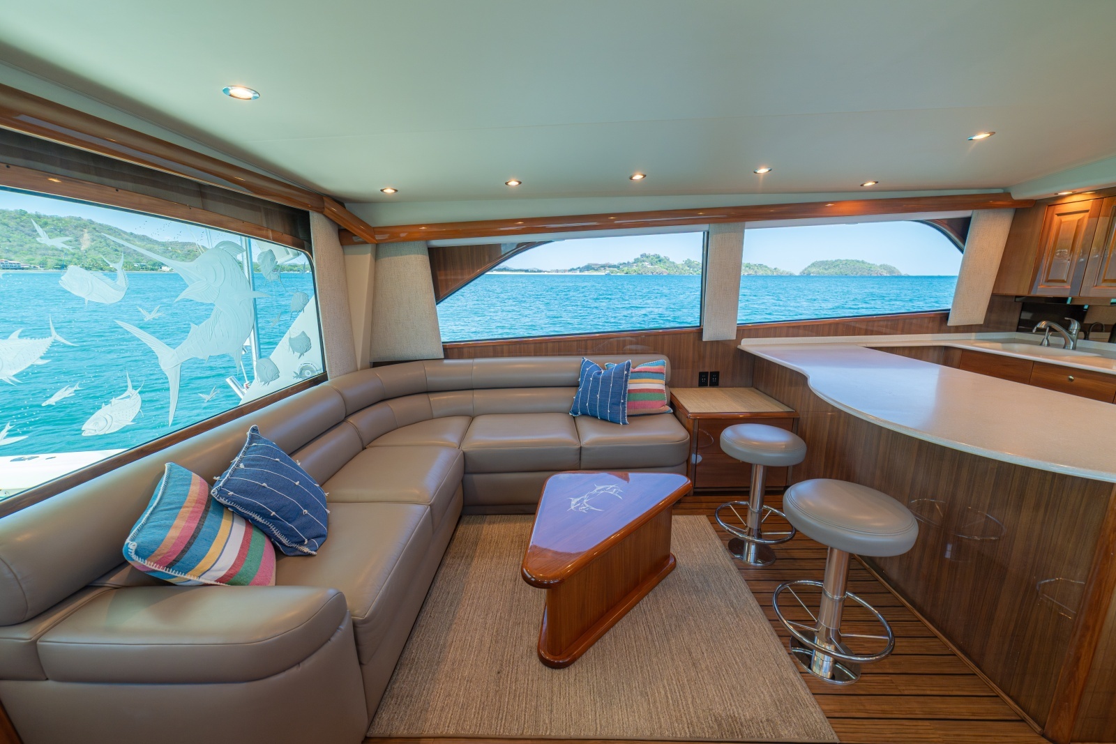 2005 Viking 61 Convertible Salon