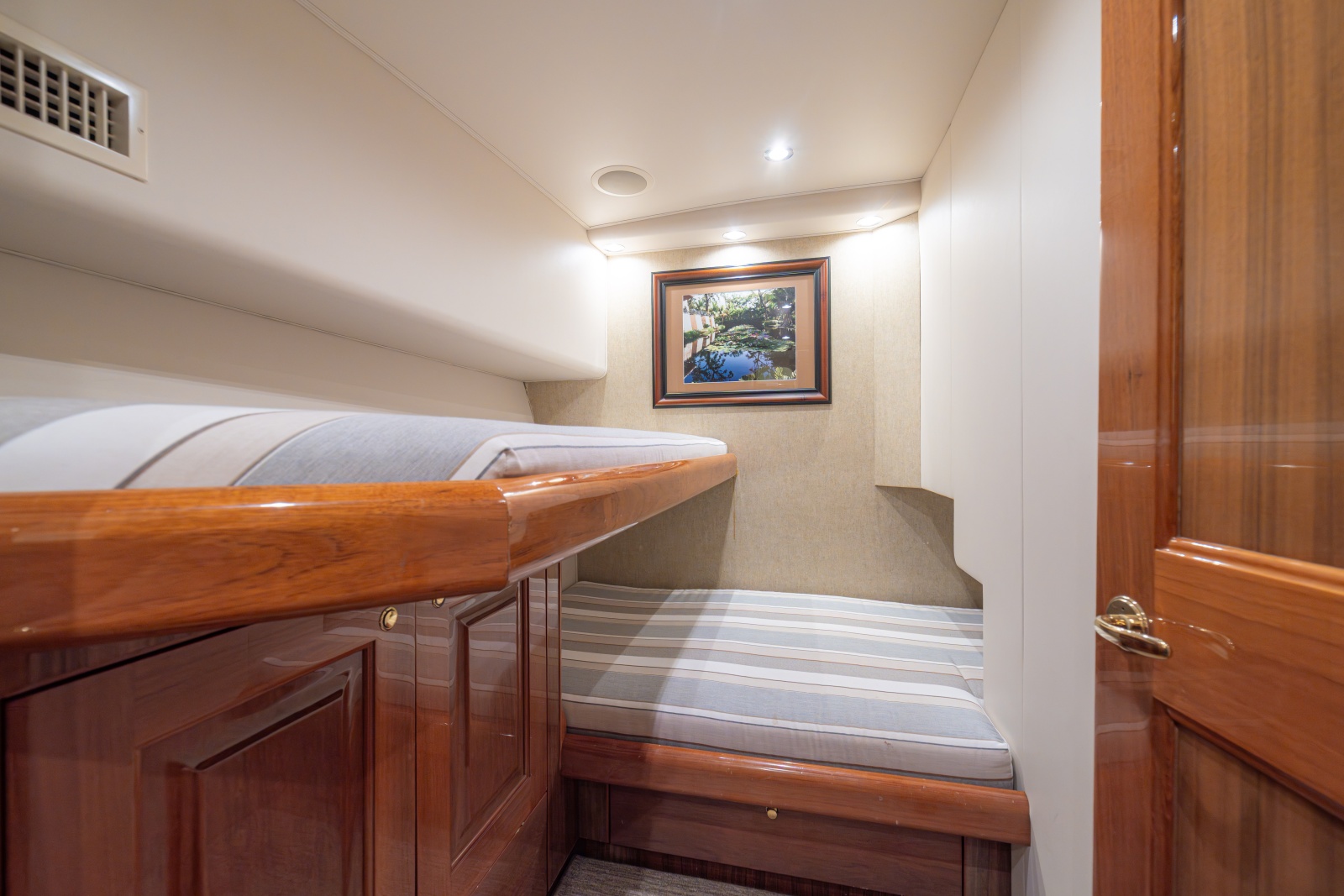 2005 Viking 61 Convertible Guest Stateroom