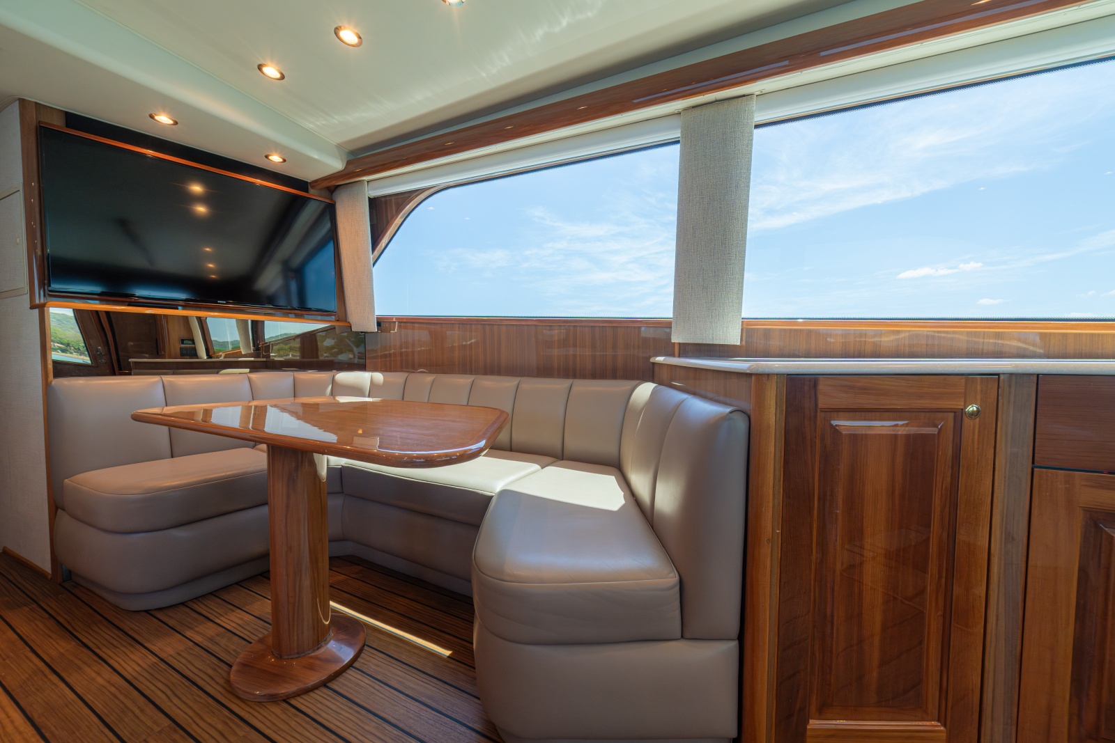 2005 Viking 61 Convertible Salon/Galley