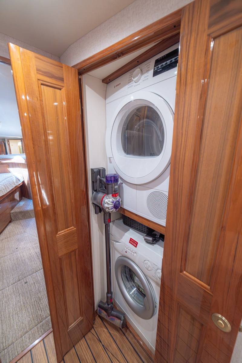2005 Viking 61 Convertible Laundry