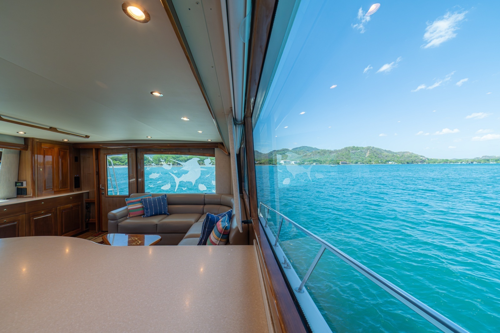 2005 Viking 61 Convertible Galley/Salon