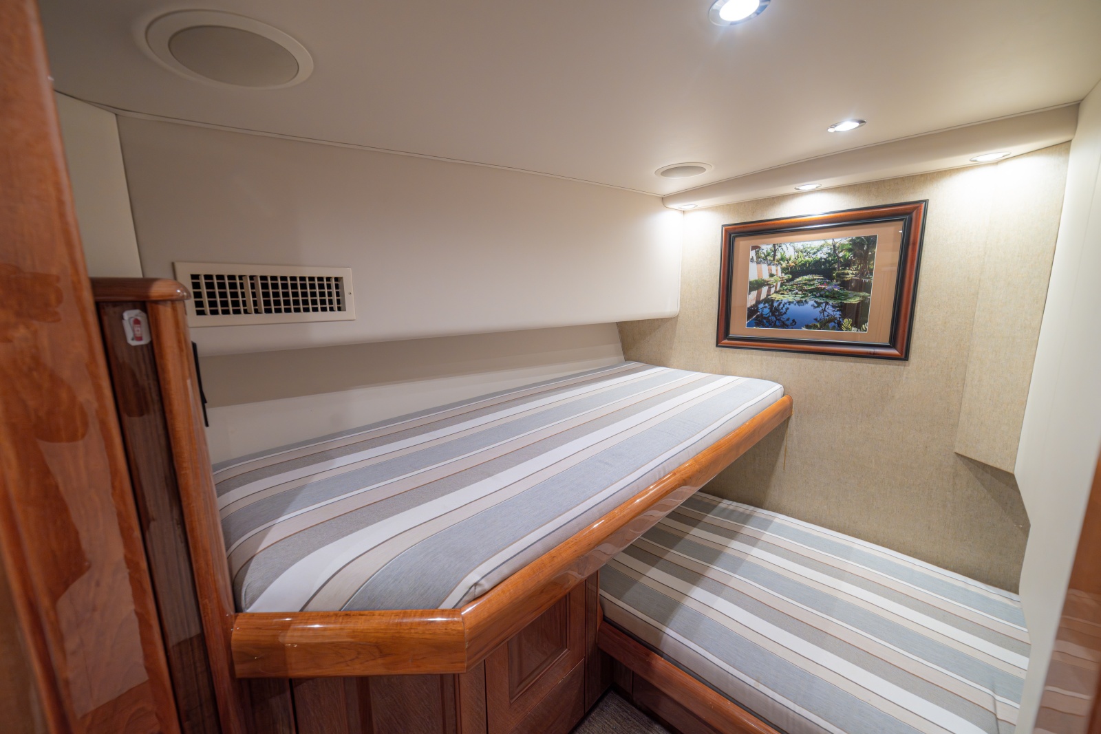 2005 Viking 61 Convertible Guest Stateroom
