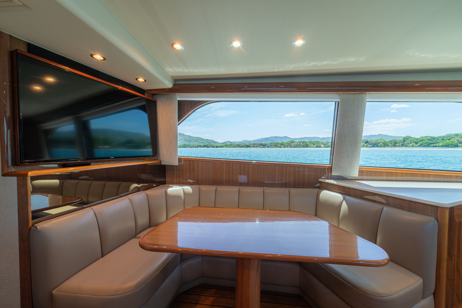 2005 Viking 61 Convertible Salon