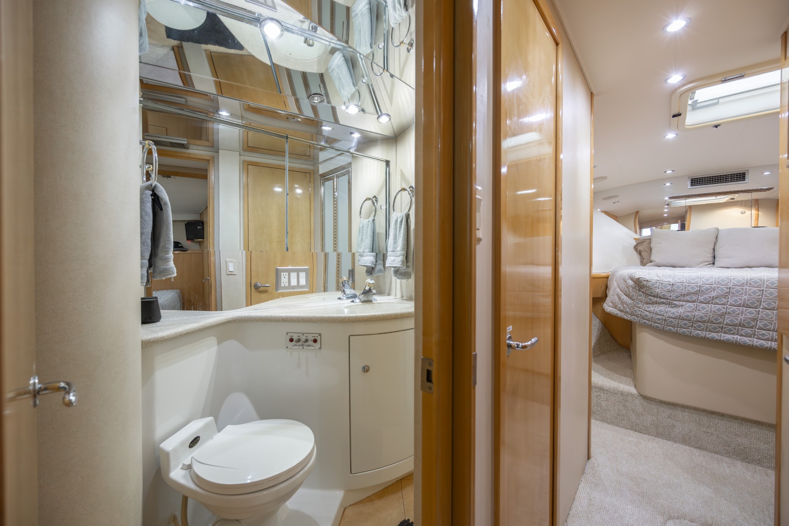 50' 2000 Hatteras 50 Convertible