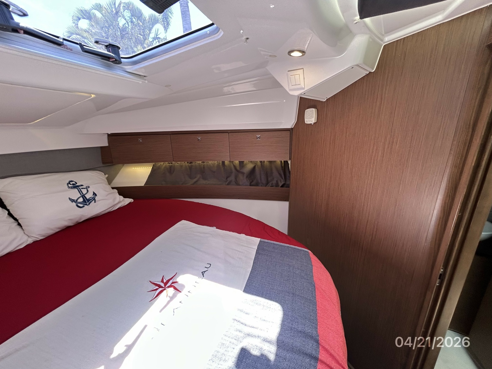 Jeanneau 895 master stateroom starboard