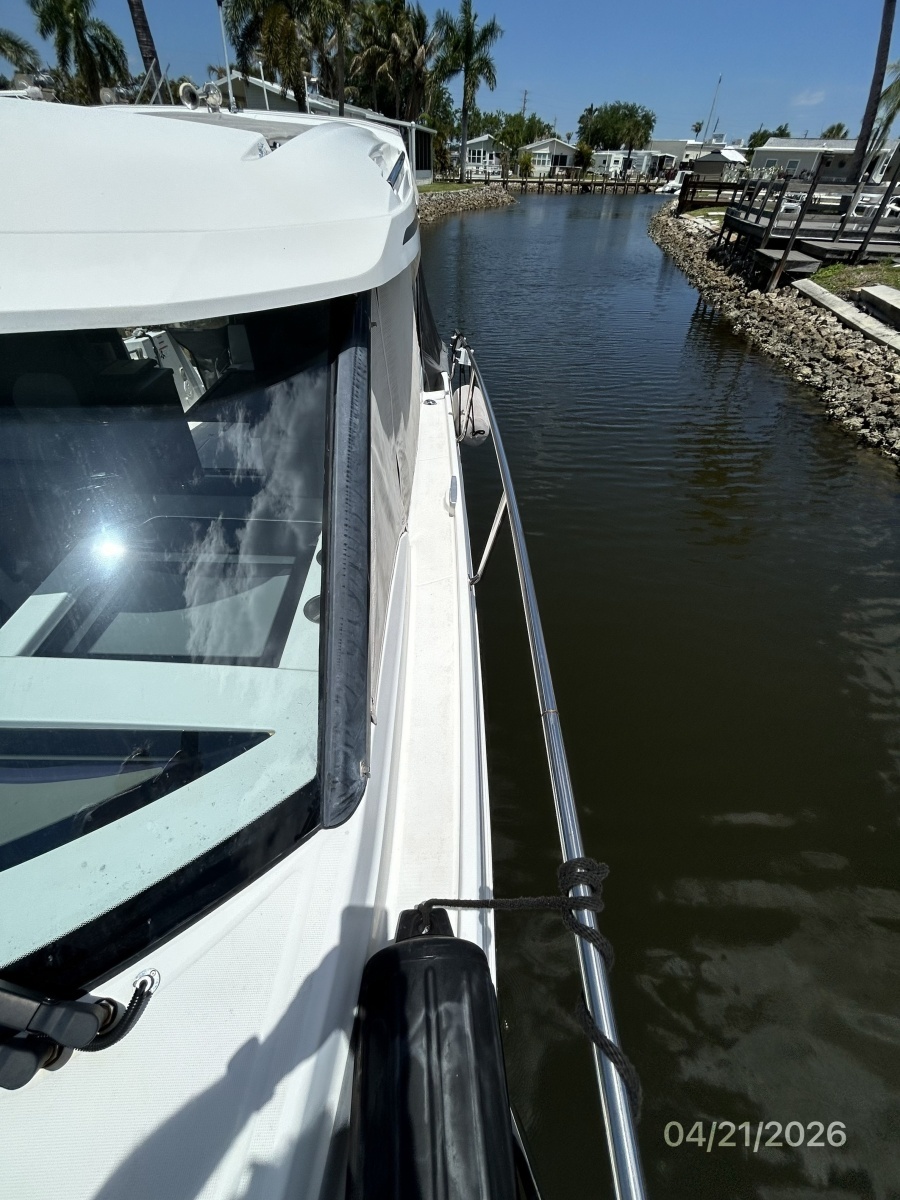 Jeanneau 895 port side deck