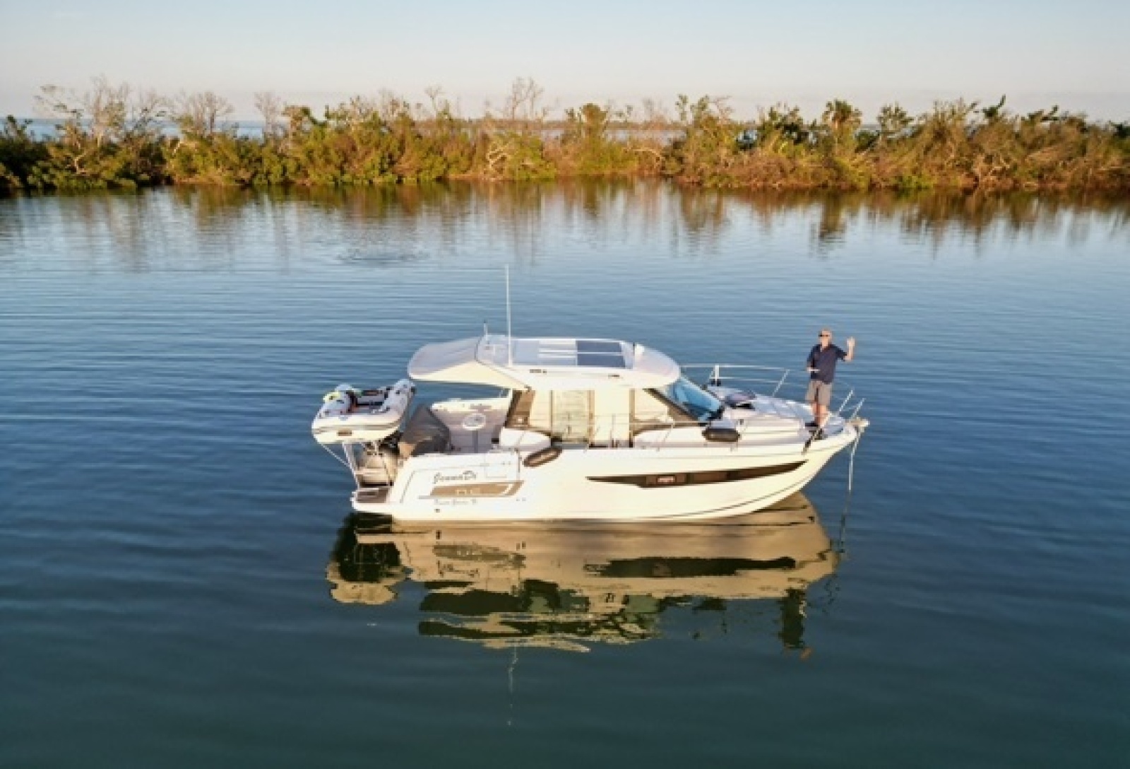 Jeanneau 895 starboard profile1