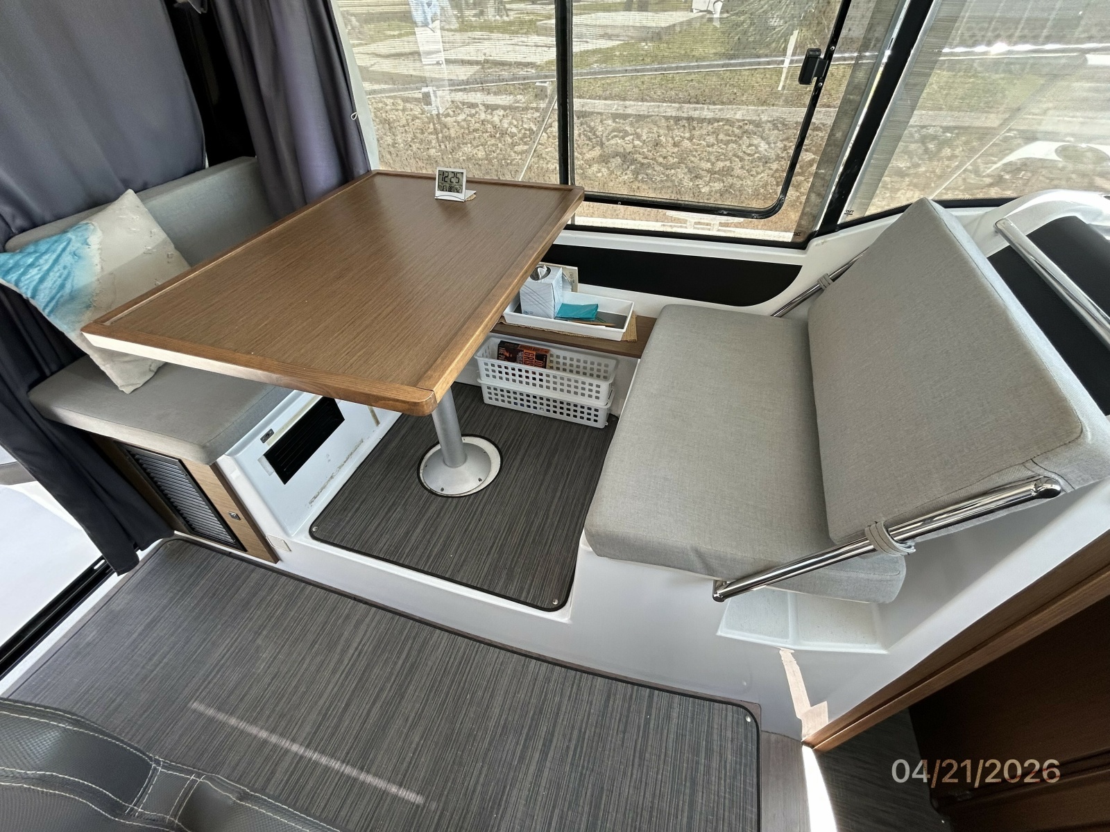 Jeanneau 895 salon port settee