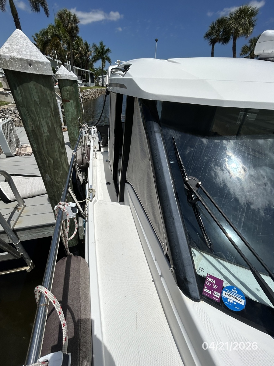 Jeanneau 895 starboard side deck