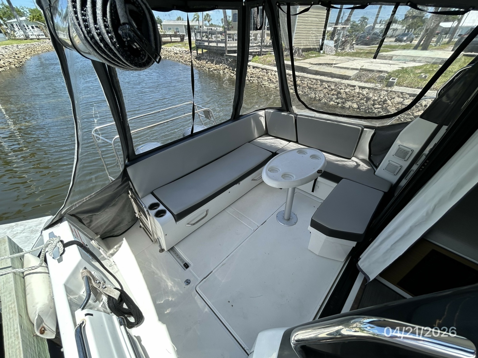 Jeanneau 895 cockpit