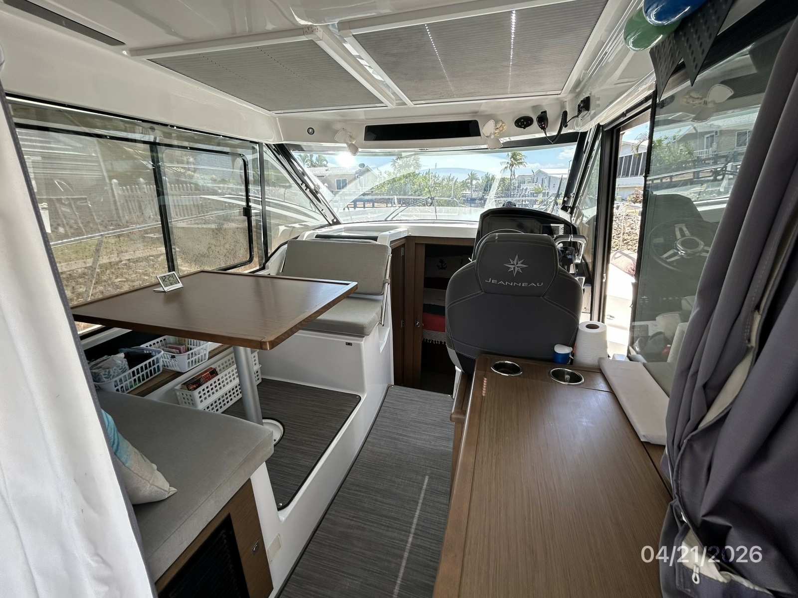 Jeanneau 895 salon forward