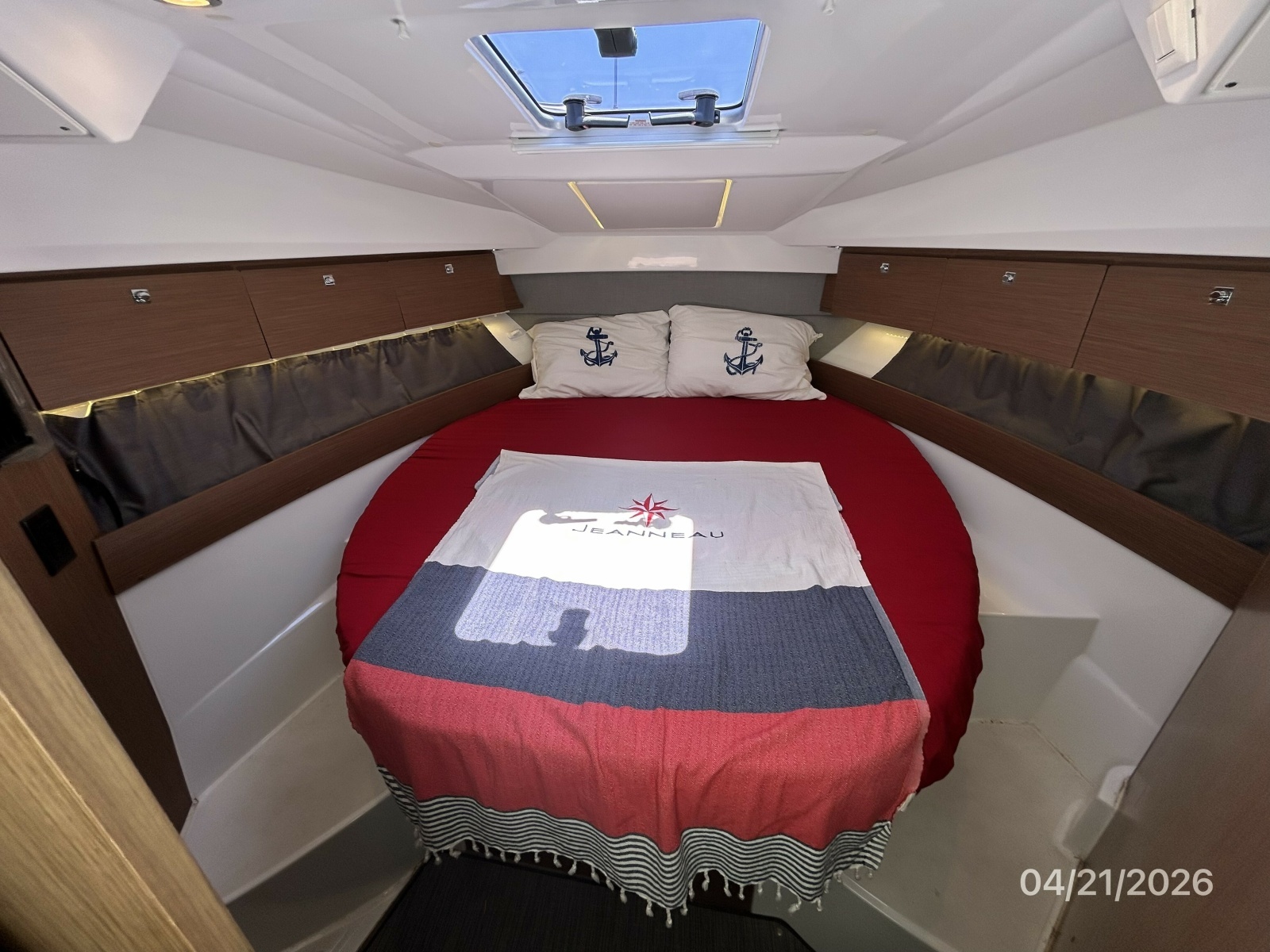 Jeanneau 895 master stateroom