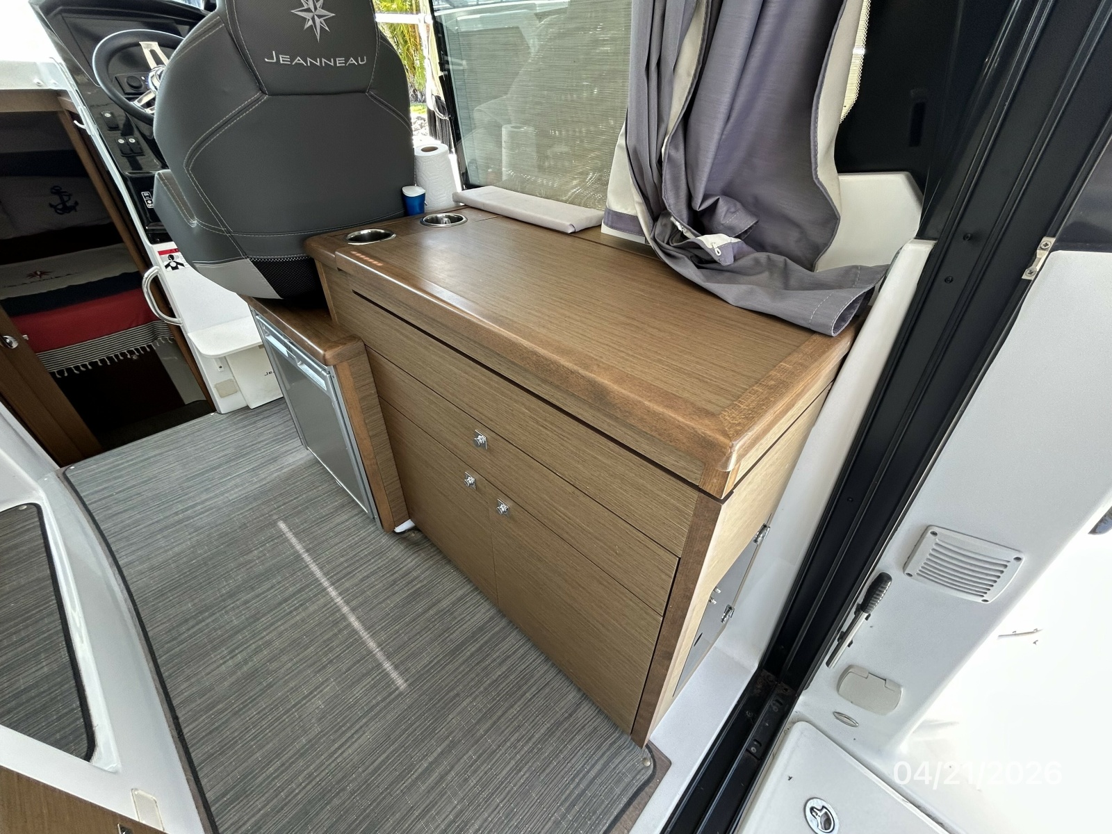 Jeanneau 895 galley1