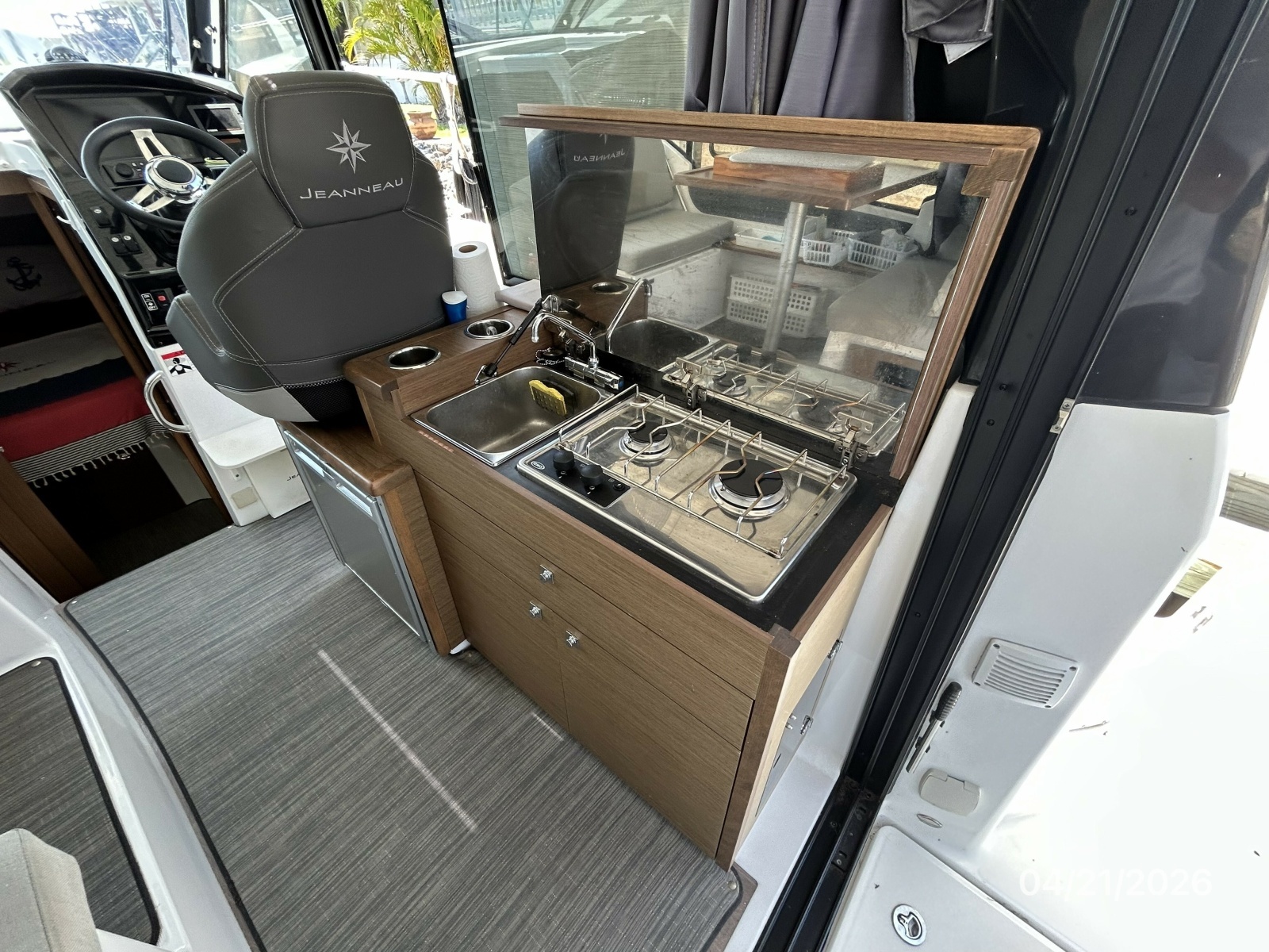 Jeanneau 895 galley2