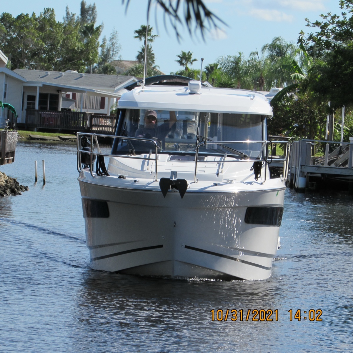 Jeanneau 895 forward profile