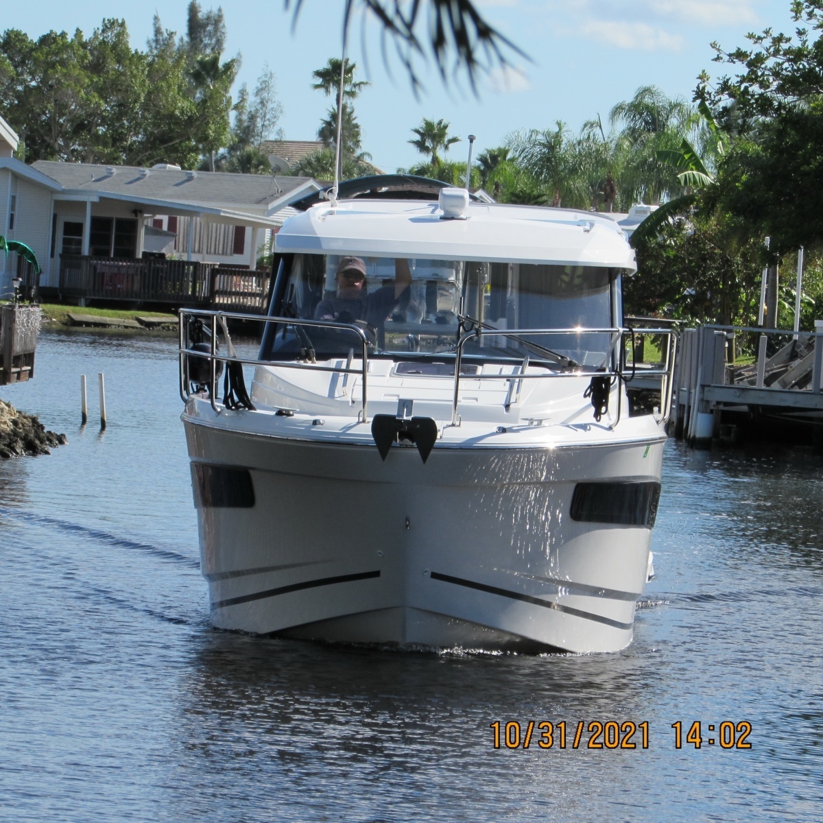 Jeanneau 895 forward profile